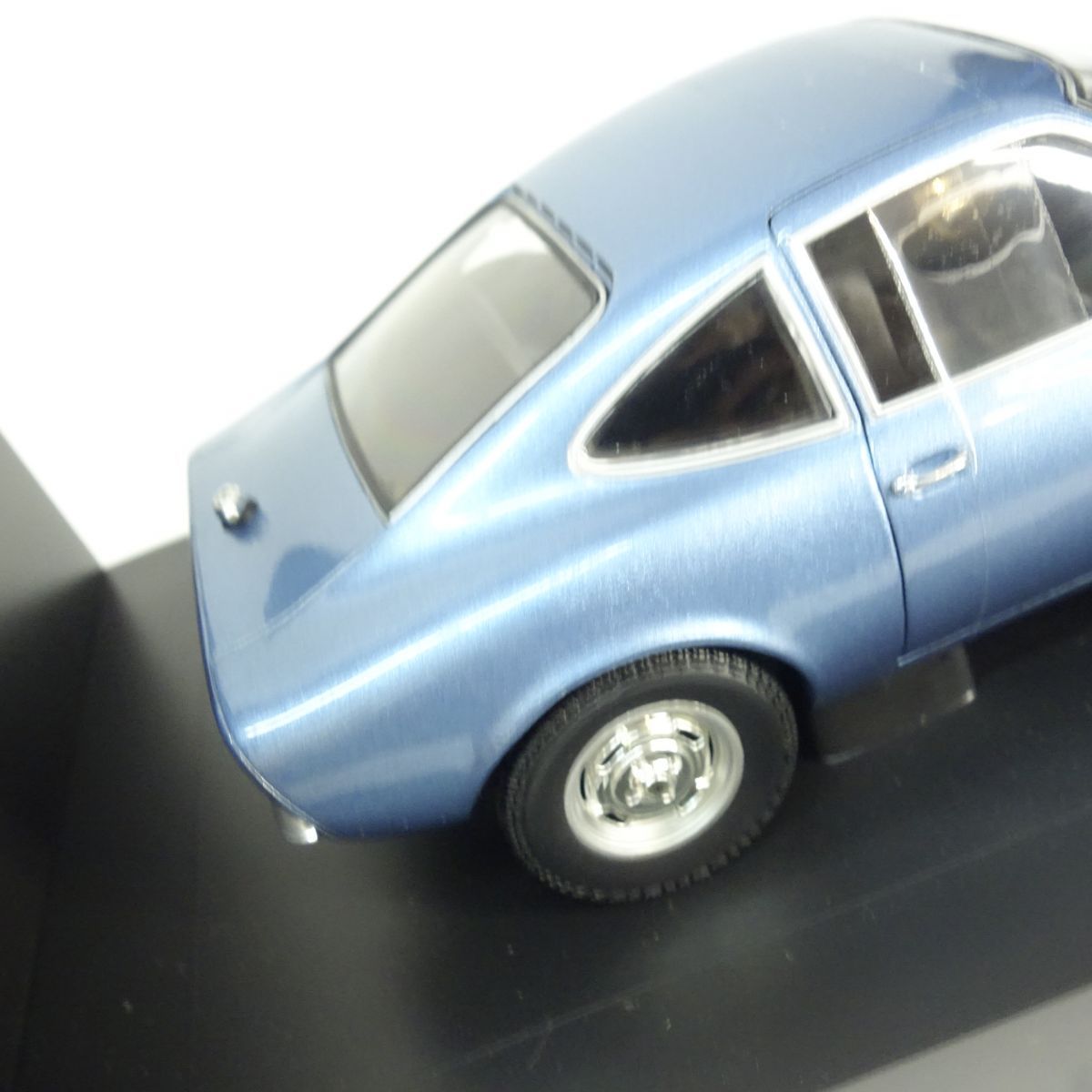 ミニチャンプス　オペル GT 1968 1/18 未使用 ミニチャンプス 1/18 オペル GT 1968 ブルーメタリック ミニカー