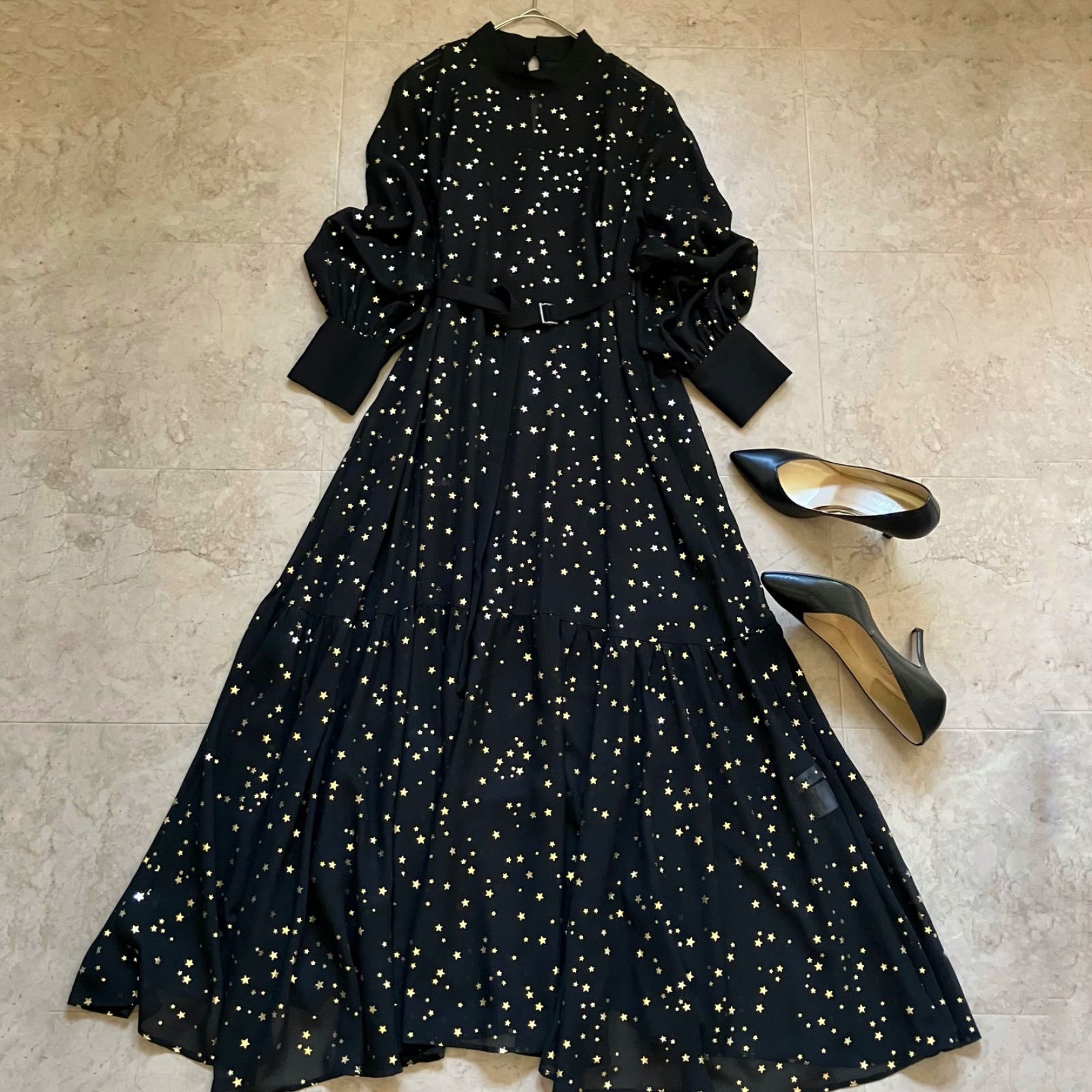 アメリ Ameri ♥級 ️ TWINKLE WIDENING DRESS 星柄シフォンロングワンピース ブラック ゴールド スター シフォン ベルト付き フ ドレス パーティー 結婚式 二次会