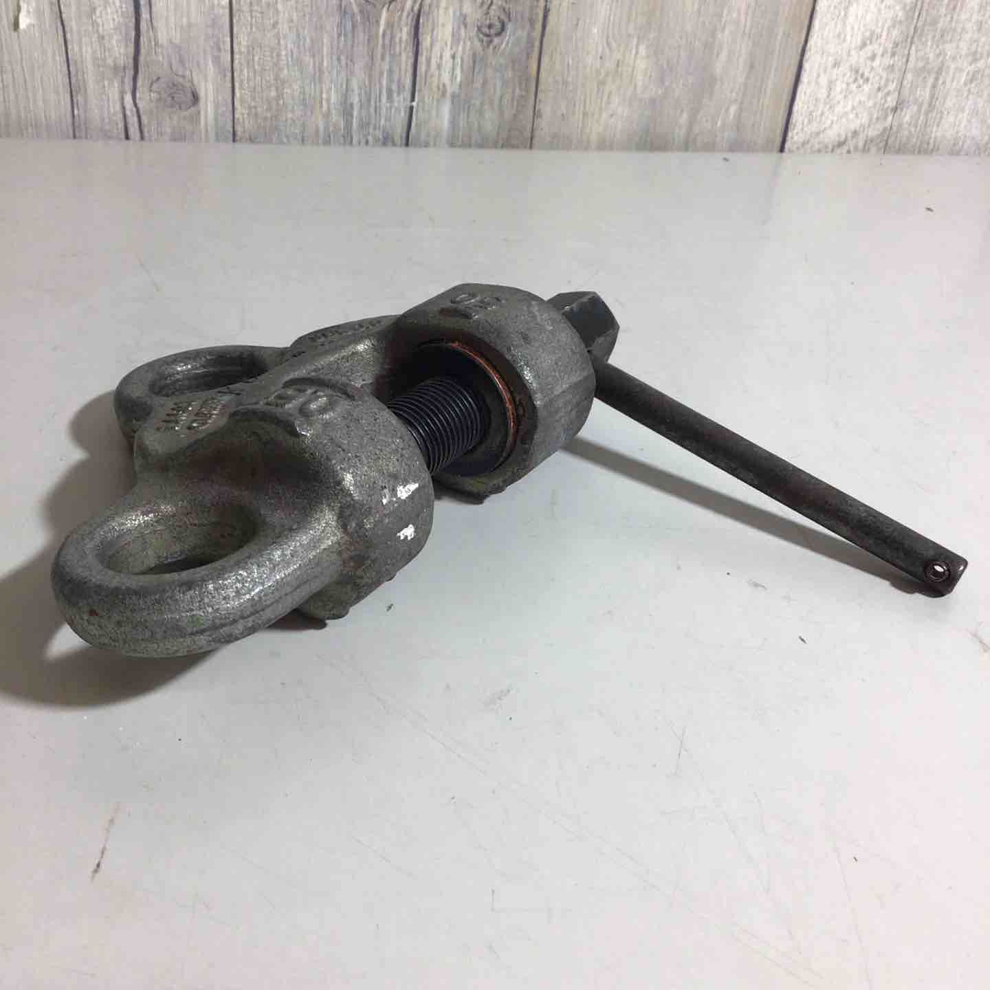 ねじ式クランプ