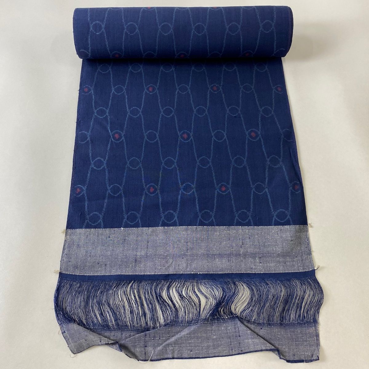 反物 秀品 紬 龍山大島紬 幾何学模様 紺色 正絹 【中古】（反物