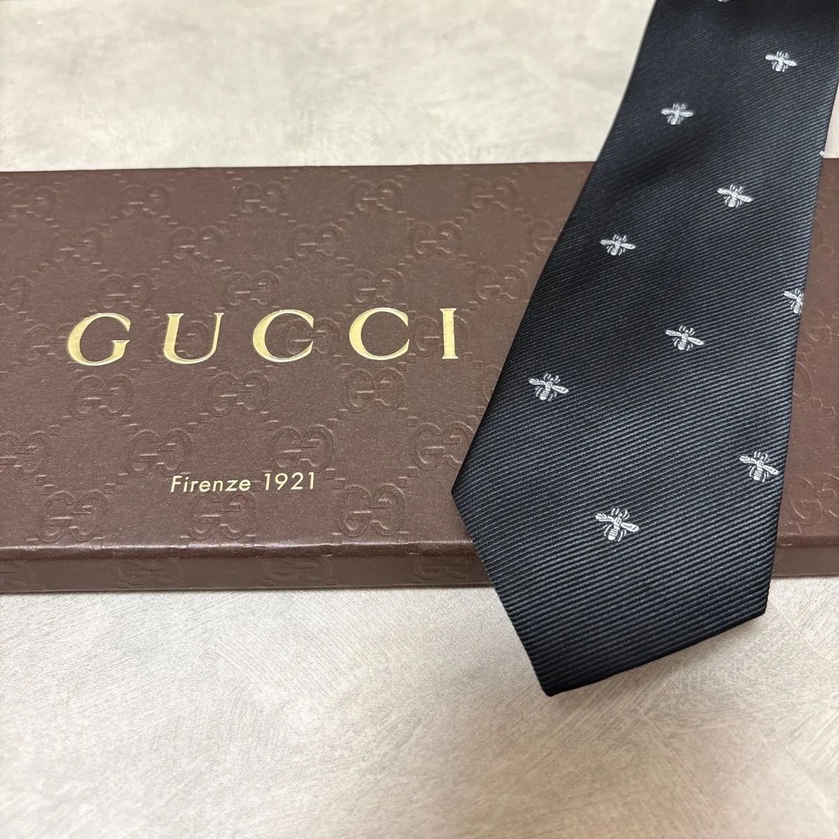 美品 GUCCI グッチ シルク 100％ ブラック 黒 蜂 ハチ Bee 美品 GUCCI グッチ シルク 100％ ブラック 黒 蜂柄 ハチ Bee 254