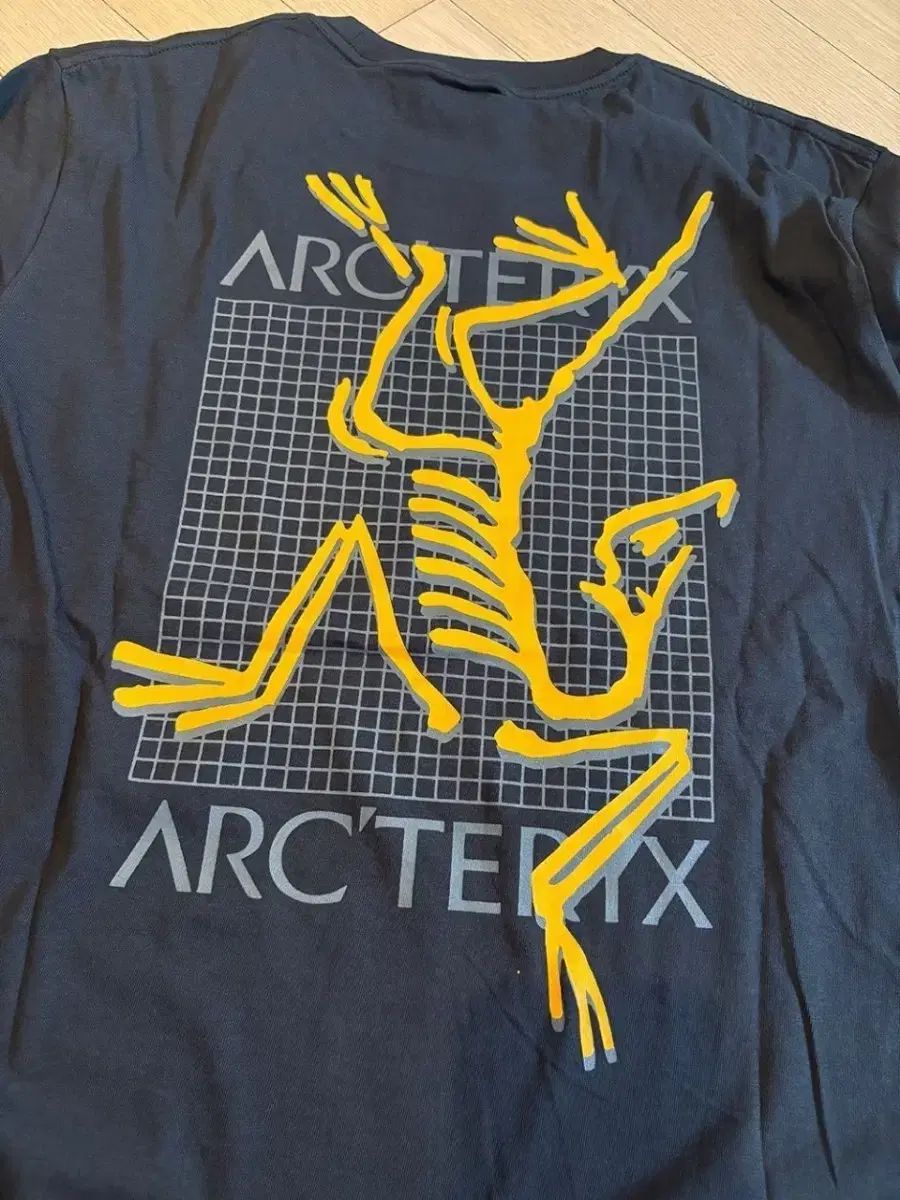 アークテリクス ブラック 半袖 Tシャツ イエロー プリンティング