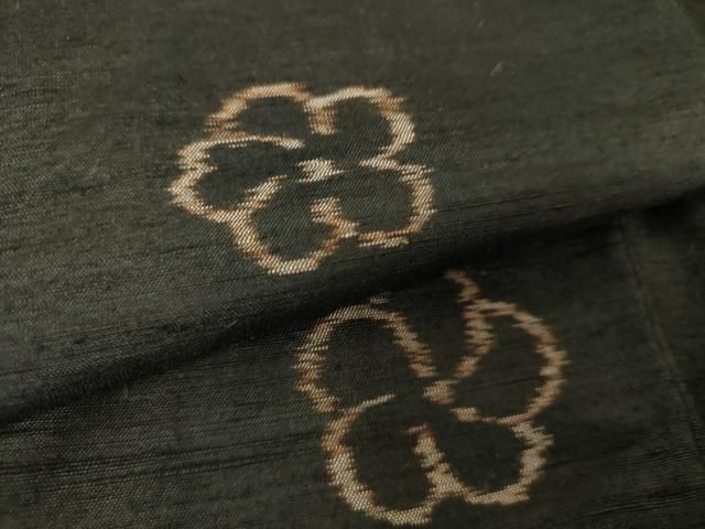 平和屋着物●国指定重要無形文化財　本場久米島紬　手織　捻梅　黒地　正絹　逸品　DAAV6375ps 平和屋着物○国指定重要無形文化財 本場久米島紬 手織 捻梅 黒地 正絹