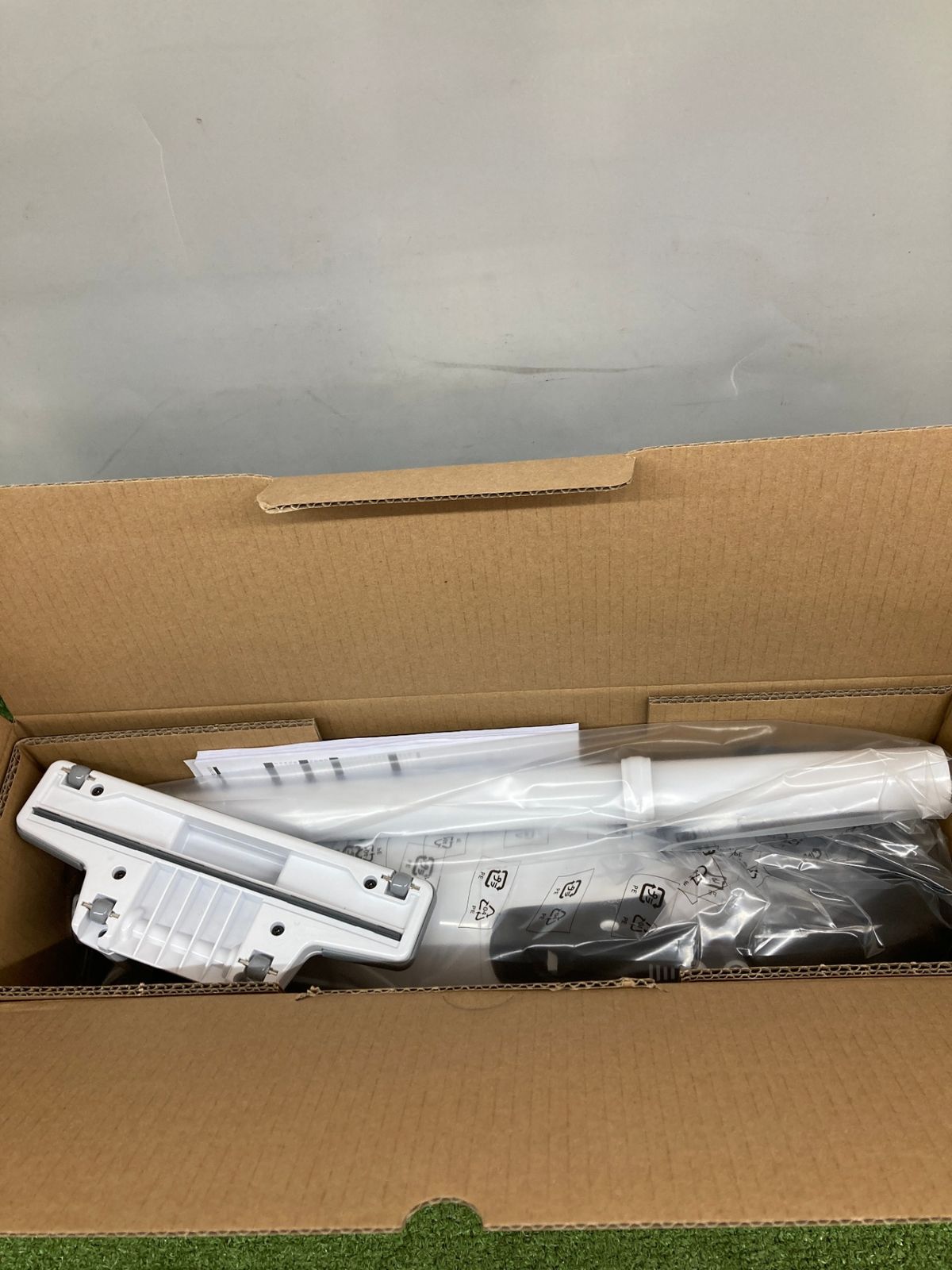 【未使用品】【0921】★マキタ 18V 充電式クリーナ カプセル式&ワンタッチスイッチ CL284FDZW 本体のみ(バッテリ、充電器別売)/白　ITIUUU40VX2U