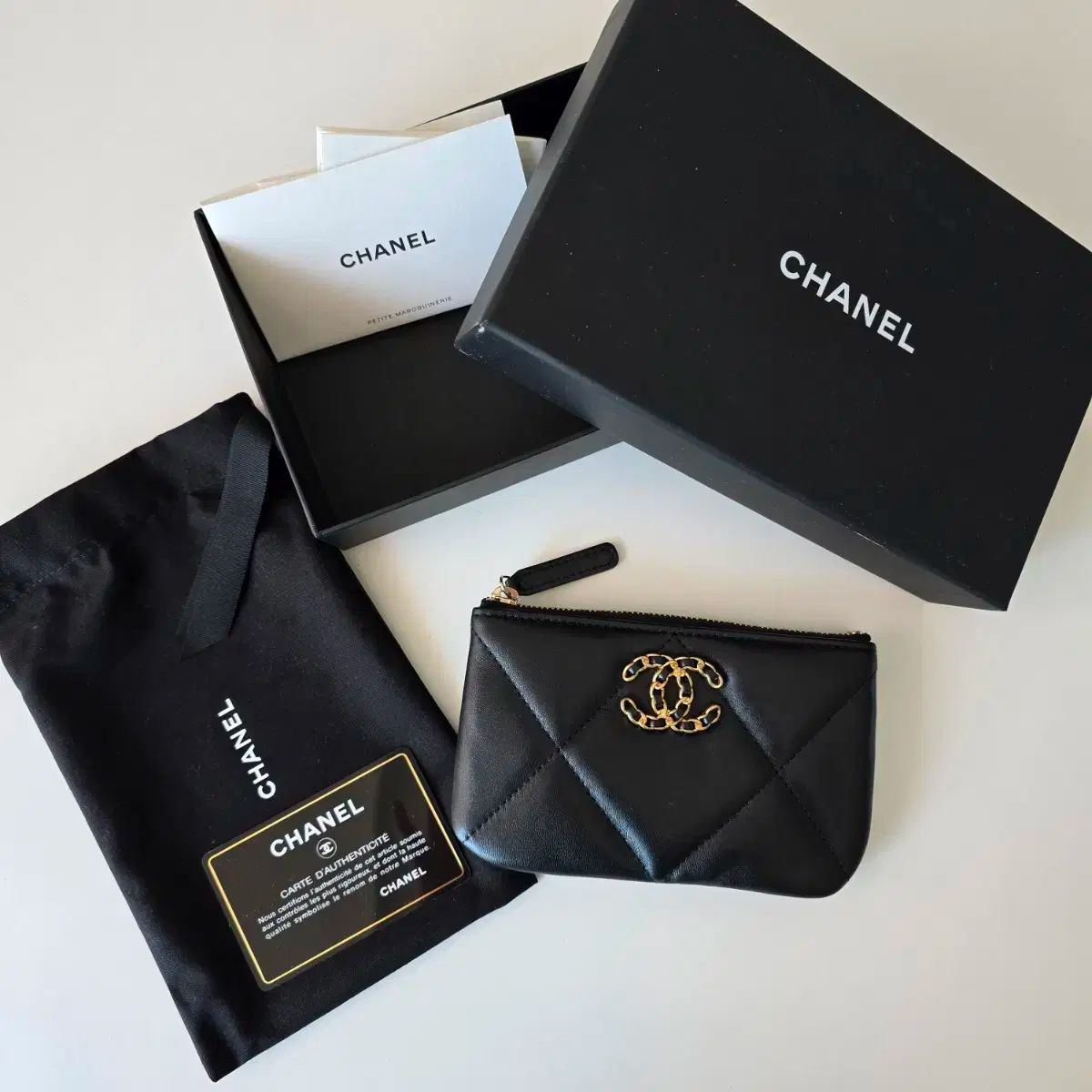 CHANEL 19 ミニ ポーチ