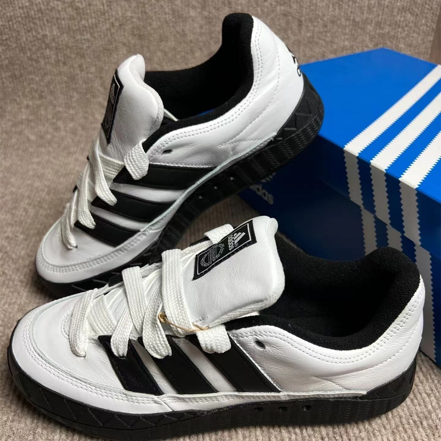 ATMOS × ADIDAS ADIMATIC WHITE/BLACK アトモス × アディダス アディマティック ホワイト/ブラック ID7717  - メルカリ