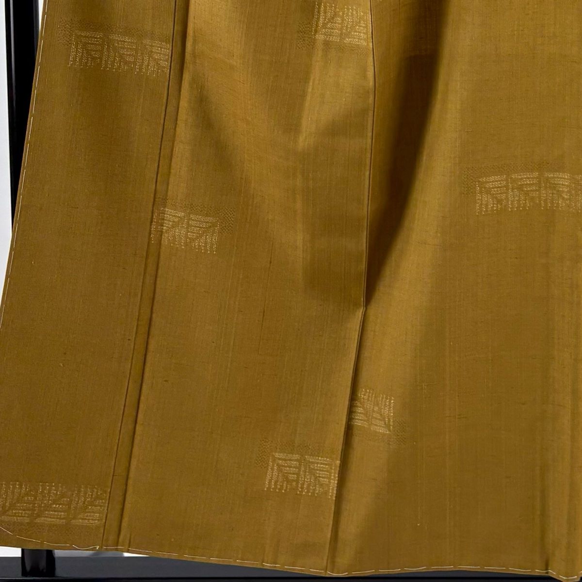 紬 身丈156cm 裄丈65cm M 袷 証紙 幾何学模様 黄土色 正絹 秀品