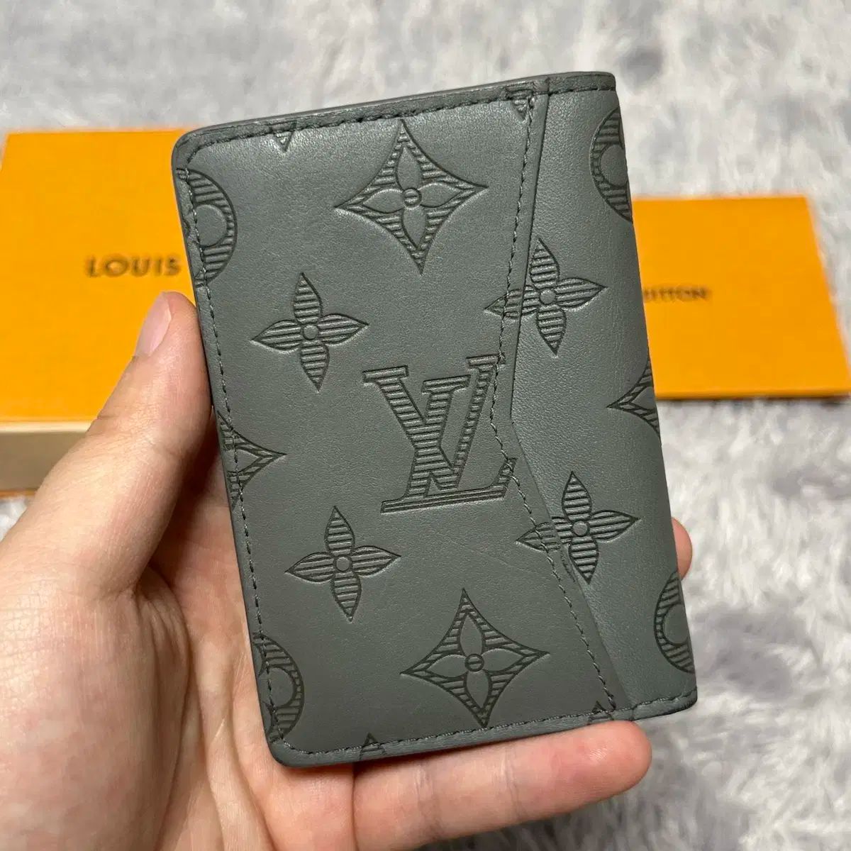 ルイヴィトン モノグラム エクリプス スレンダー カードケース 名刺入れ 札入れ ルイ・ヴィトン】多彩なモノグラム使いに注目。2025年夏の新作財布＆カード