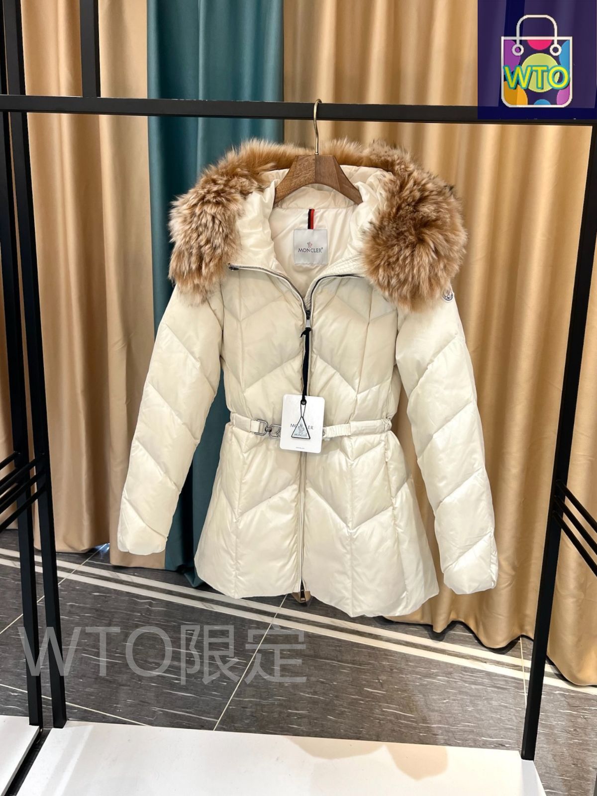 【MONCLER】Risoulウール&シャーリング・ダウン・ジャケット MONCLERモンクレール 白いダウンジャケット 茶色の毛襟|本日