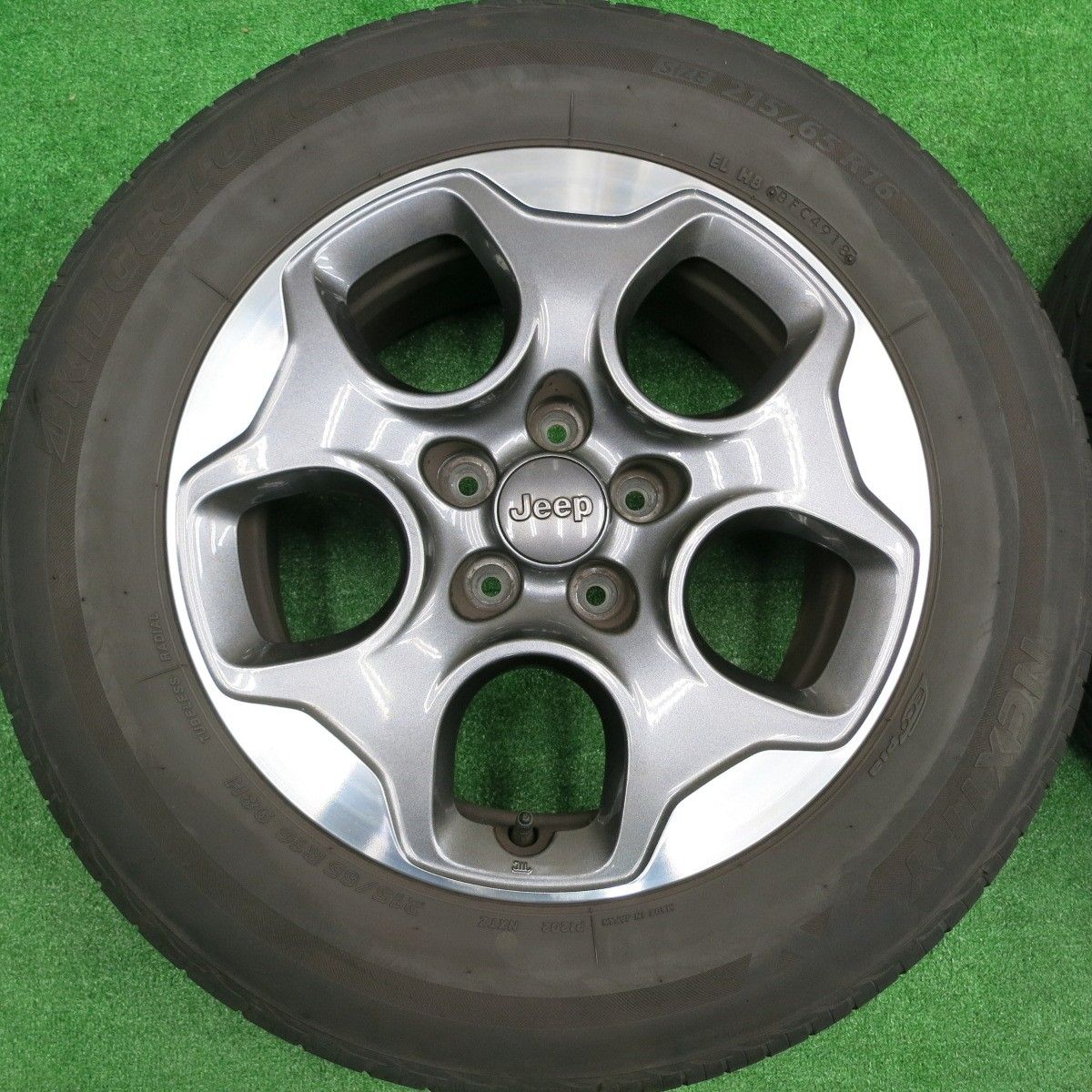 送料無料] バリ溝！キレイ！8.5分☆JEEP ジープ レネゲード 純正 215 