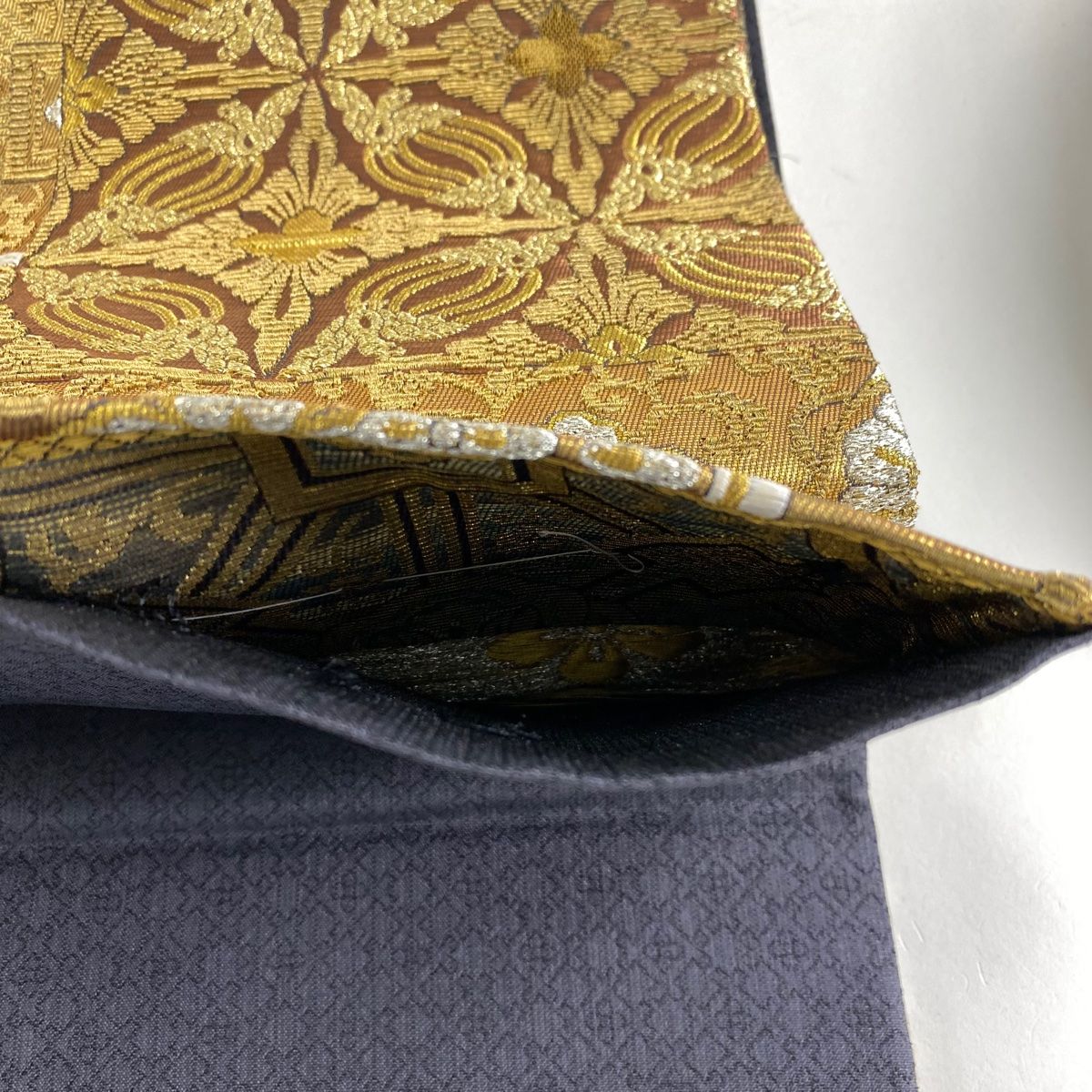袋帯 美品 名品 花唐草 鳥 螺鈿箔 金銀糸 金色 お太鼓柄 正絹 【中古