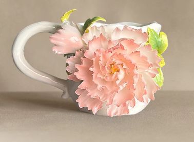 陶磁器マグカップ ピンク牡丹 大輪花モチーフ 立体装飾 ハンドメイド インテリア ピンク
