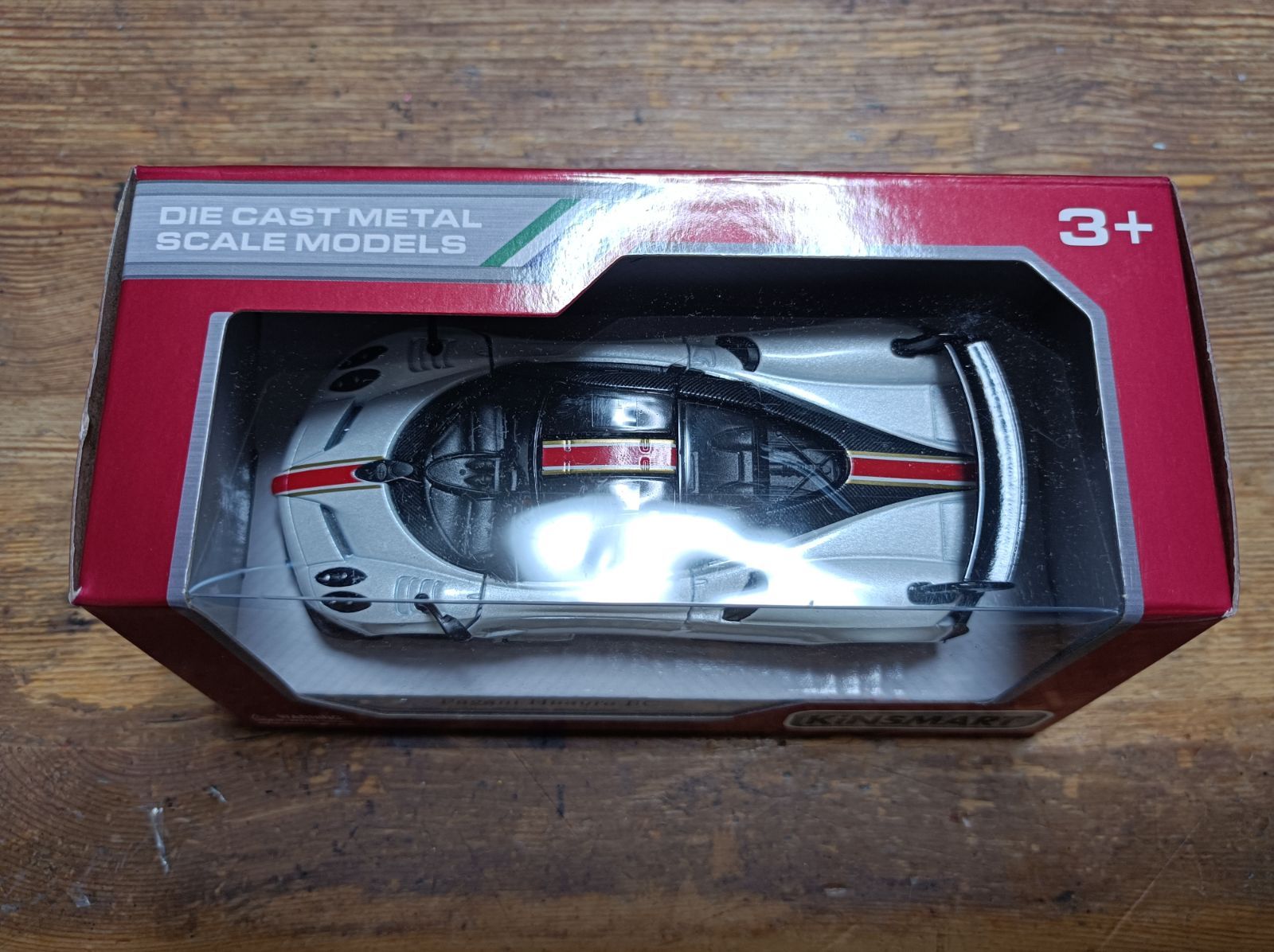 A22 【KINSMART】 パガーニ　ウアイラ　BC　モデルカー　ホワイト Kinsmart Pagani Huayra BC White 1:36 Scale 5 Inch Diecast