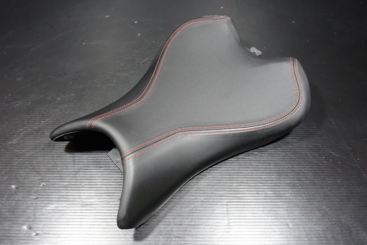 ストリートトリプル RS フロント メイン シート トライアンフ 純正 TRIUMPH STREET TRIPLE R20250203