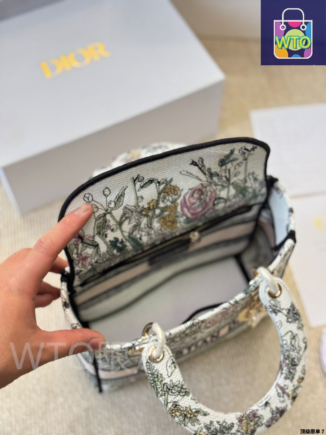 今日WTO】Dior Lady D-Lite レディ D - ライト 刺繍バッグ