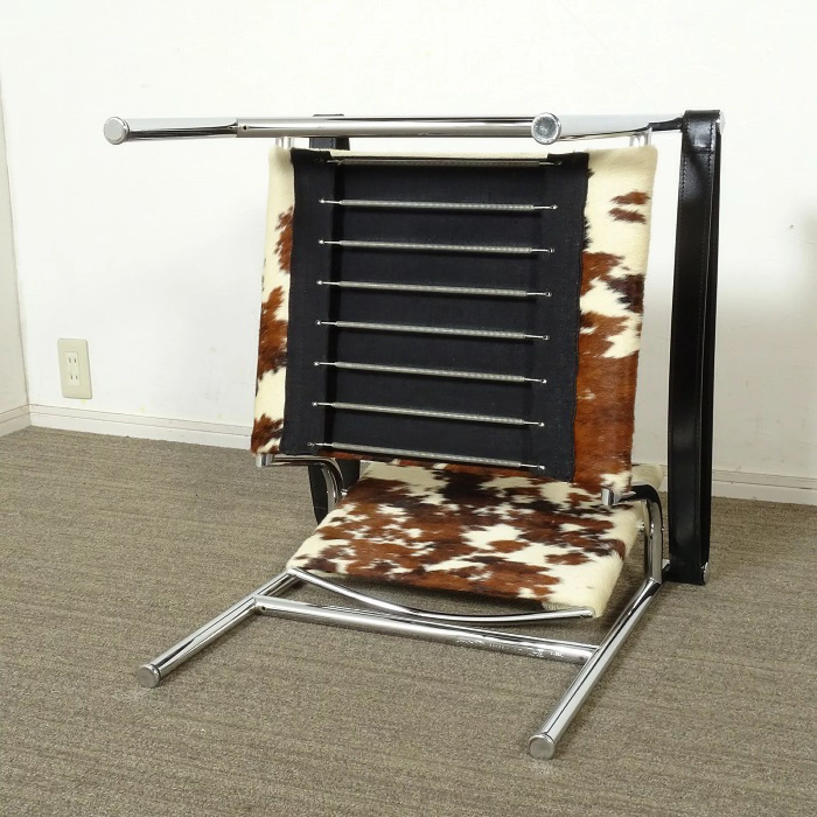 ◾︎SELUNO◾︎ 展示 Cassina カッシーナ LC1 スリングチェア 仔牛毛皮 白黒茶混 78万 v702 MARWIL-DEMENAGEMENTS_CH