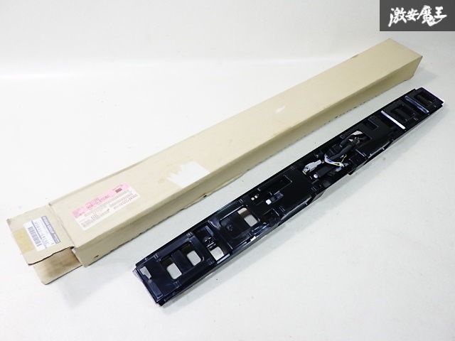 未使用 日産 純正 C27 セレナ リア リヤ ガーニッシュ フィニッシャー バックランプ インナー 90810-5TC5C 即納