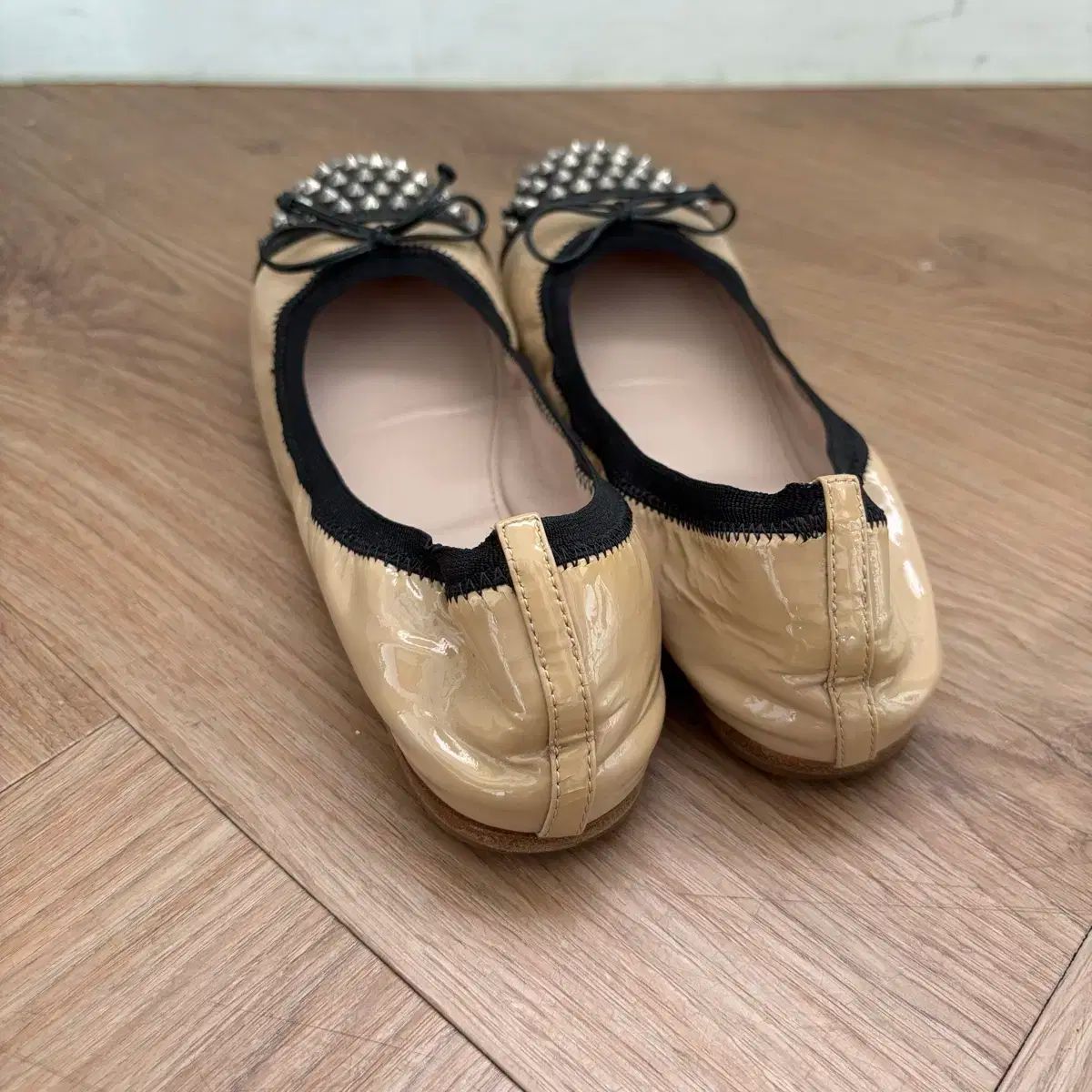 ミュウミュウ スタッズフラットシューズ