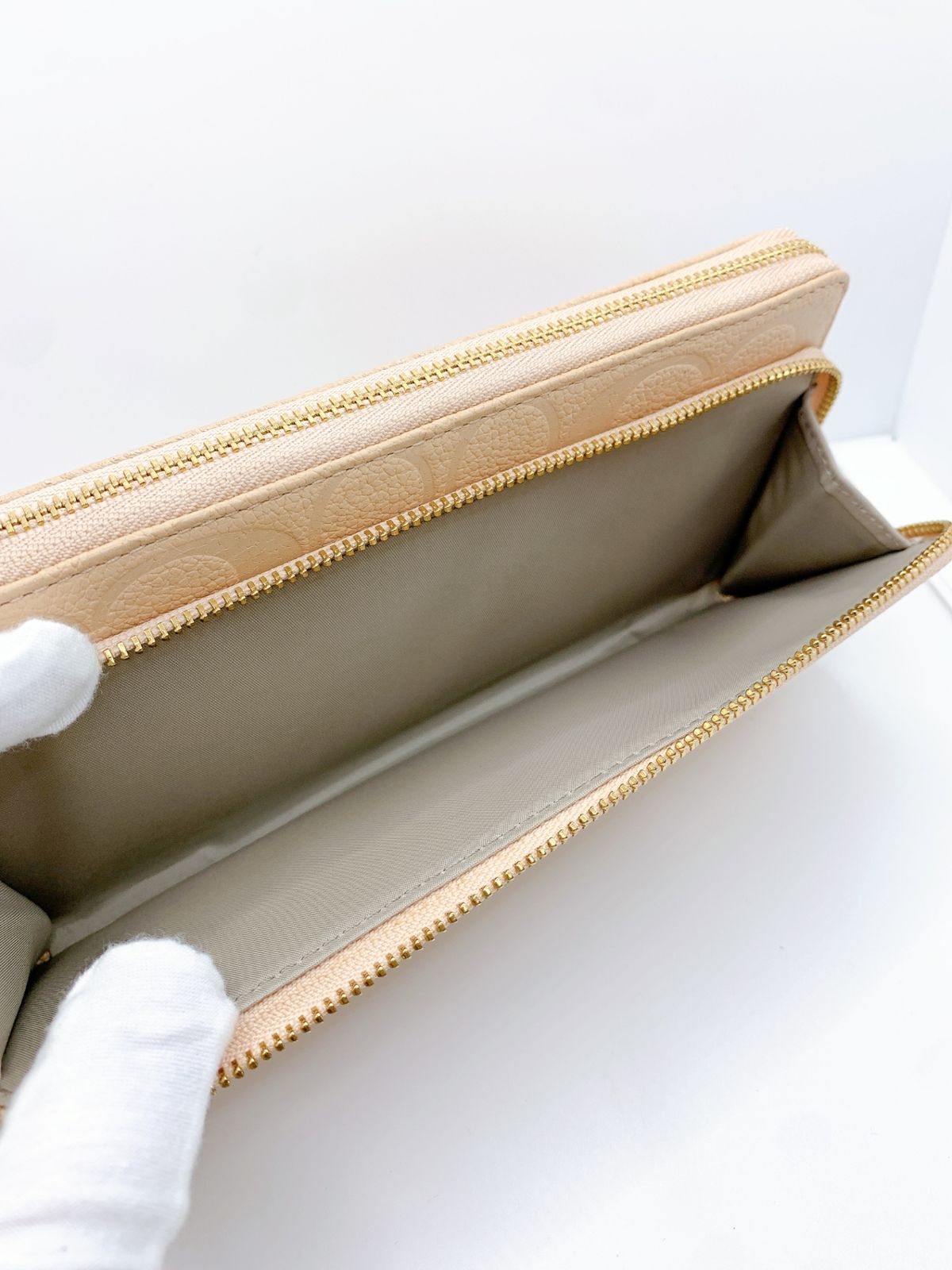 COACH/コーチ　長財布　ラウンドファスナー　ストラップ付　オフホワイト　ベージュ/ゴールド/シグネチャー　SH159 COACH/コーチ 長財布 ラウンドファスナー ストラップ付 オフホワイト