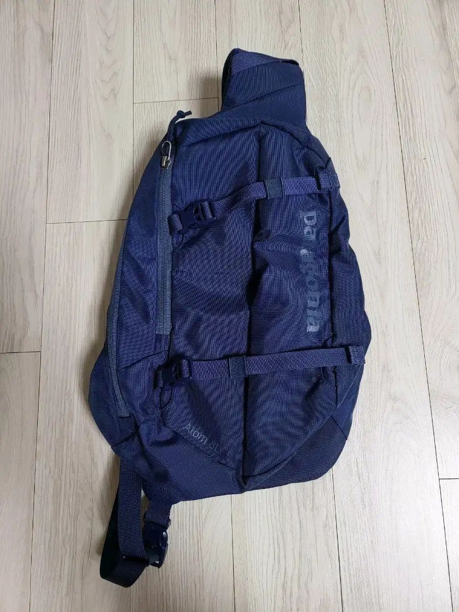 patagonia パタゴニア アトム 8L スリングバッグ ネイビー