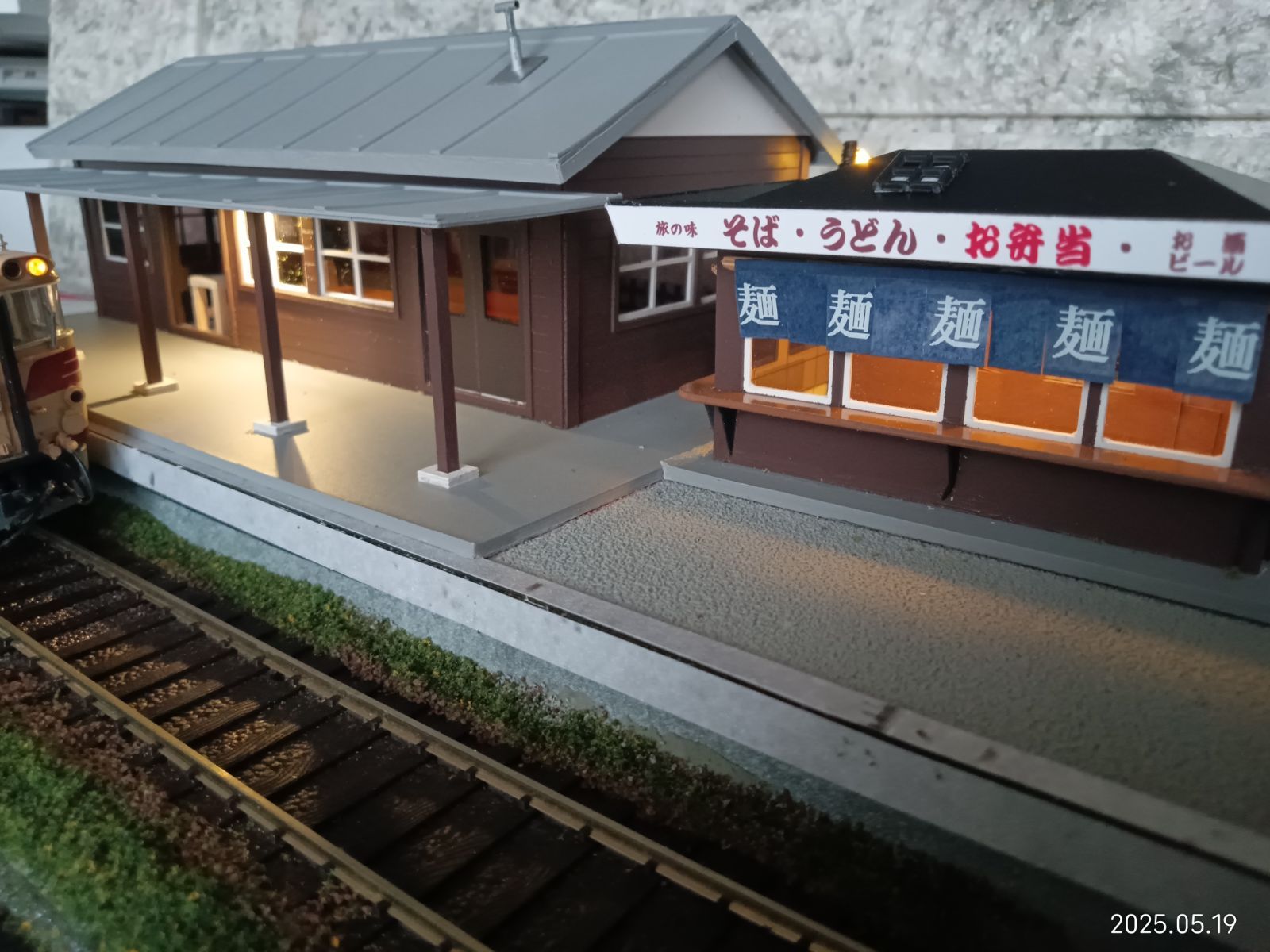 ローカル木造駅舎と立ち食いそば屋さん 木製額付