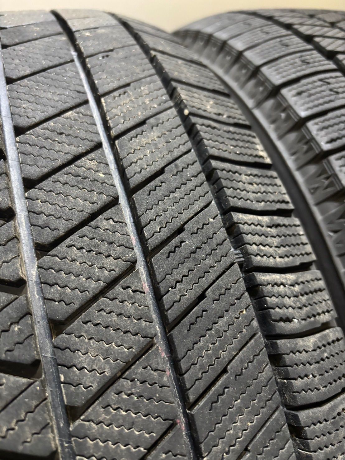 アルファード スタッドレスタイヤ225/60R17 BLIZZAK VRX3 23年製 VRX3