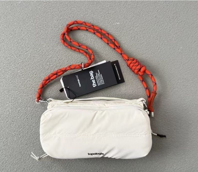 topologie ボトルサコッシュ ストラップ付き ショルダーバッグ Bottle Sacoche ボトルサコッシュ / Black (Puffer) / Bungee