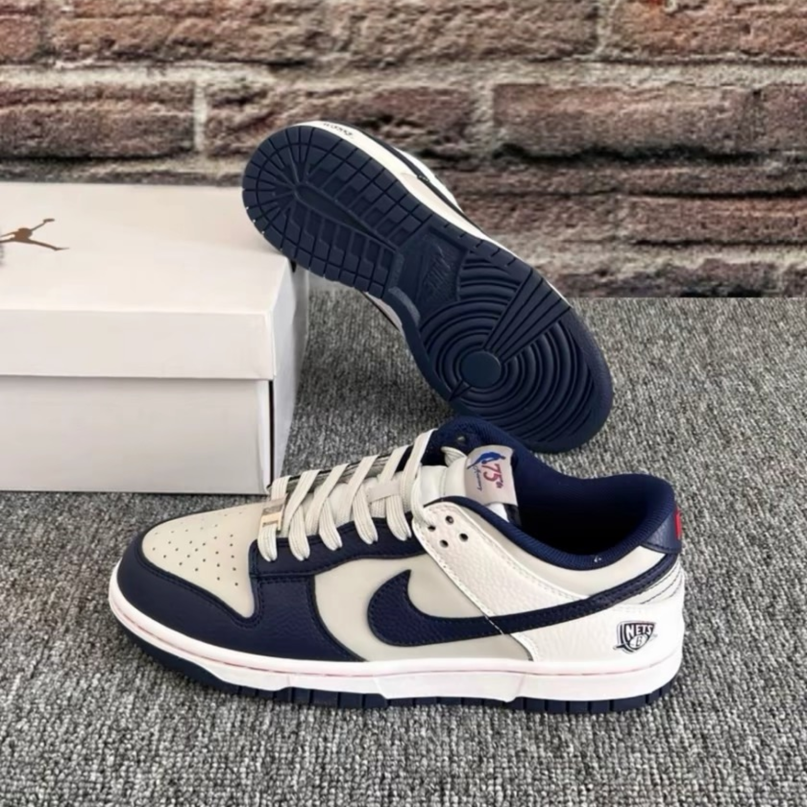 🌸新品未使用🌸NBA xNike Dunk Low emb「brooklyn nets」ナイキブルックリンバスケットボールNBA、Lowボードシューズ、メンズスケートボードシューズ、メンズカジュアルシューズ、メンズスニーカー、メンズ、グレー【並行輸入】