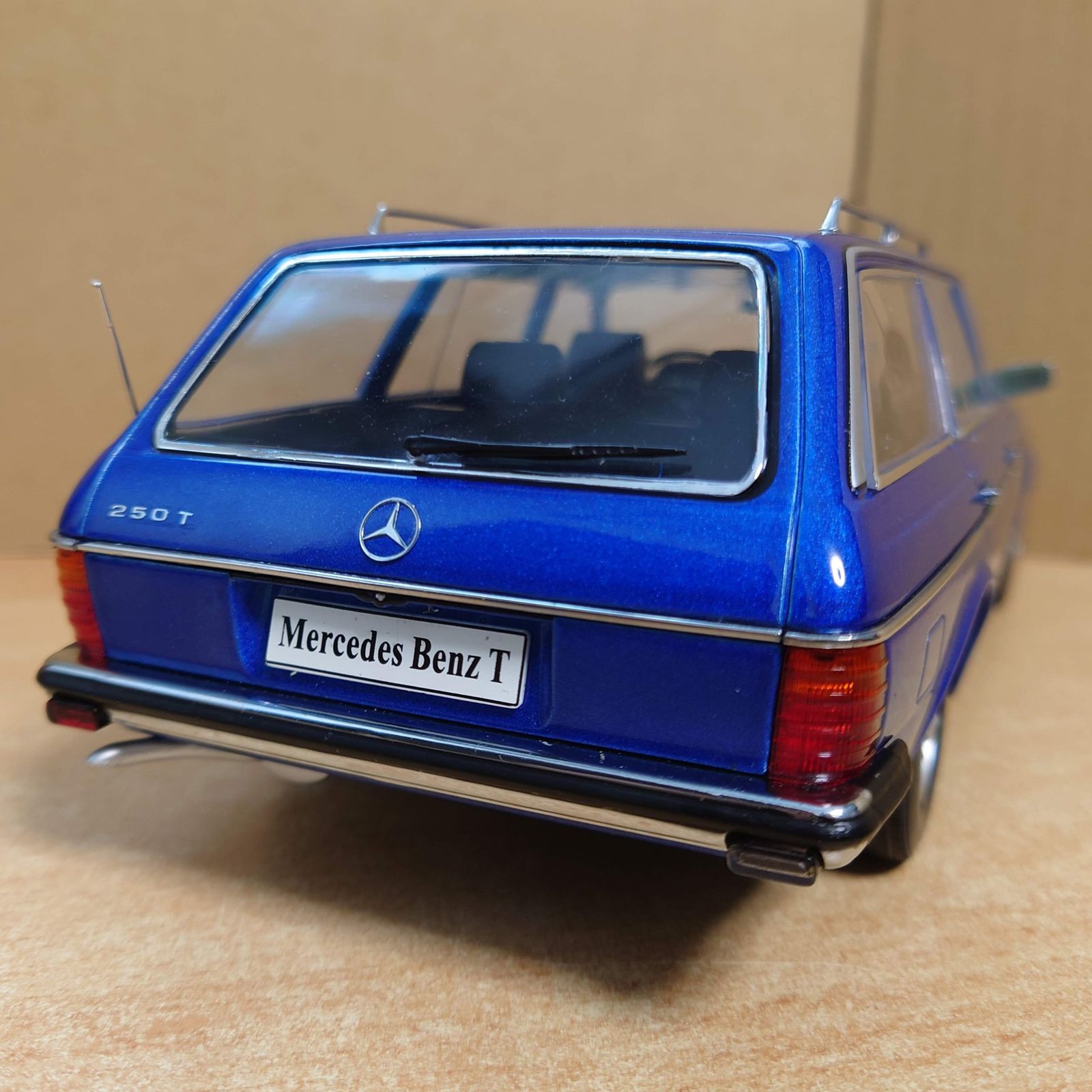 1/18 メルセデス S123 Tモデル 1978ダークブルー KKscale製 1/18 メルセデス S123 Tモデル 1978ダークブルー KKscale製 1/18
