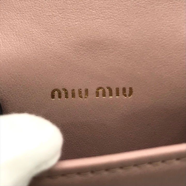 美品 miumiu ミュウミュウ マテラッセ レザー ロゴ金具 AirPods pro ケース キーホルダー キーリング チャーム ピンクベージュ k5272 美品 miumiu ミュウミュウ マテラッセ レザー ロゴ金具 AirPods pro