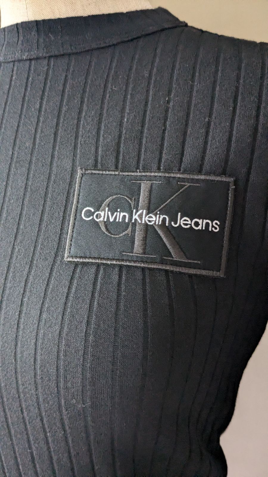 【136】【未使用・タグ付き】Calvin Klein Jeans　カルバンクライン　クロップド丈　ニット　長袖　ブラック　ボックスロゴ　サイズXS【with B】