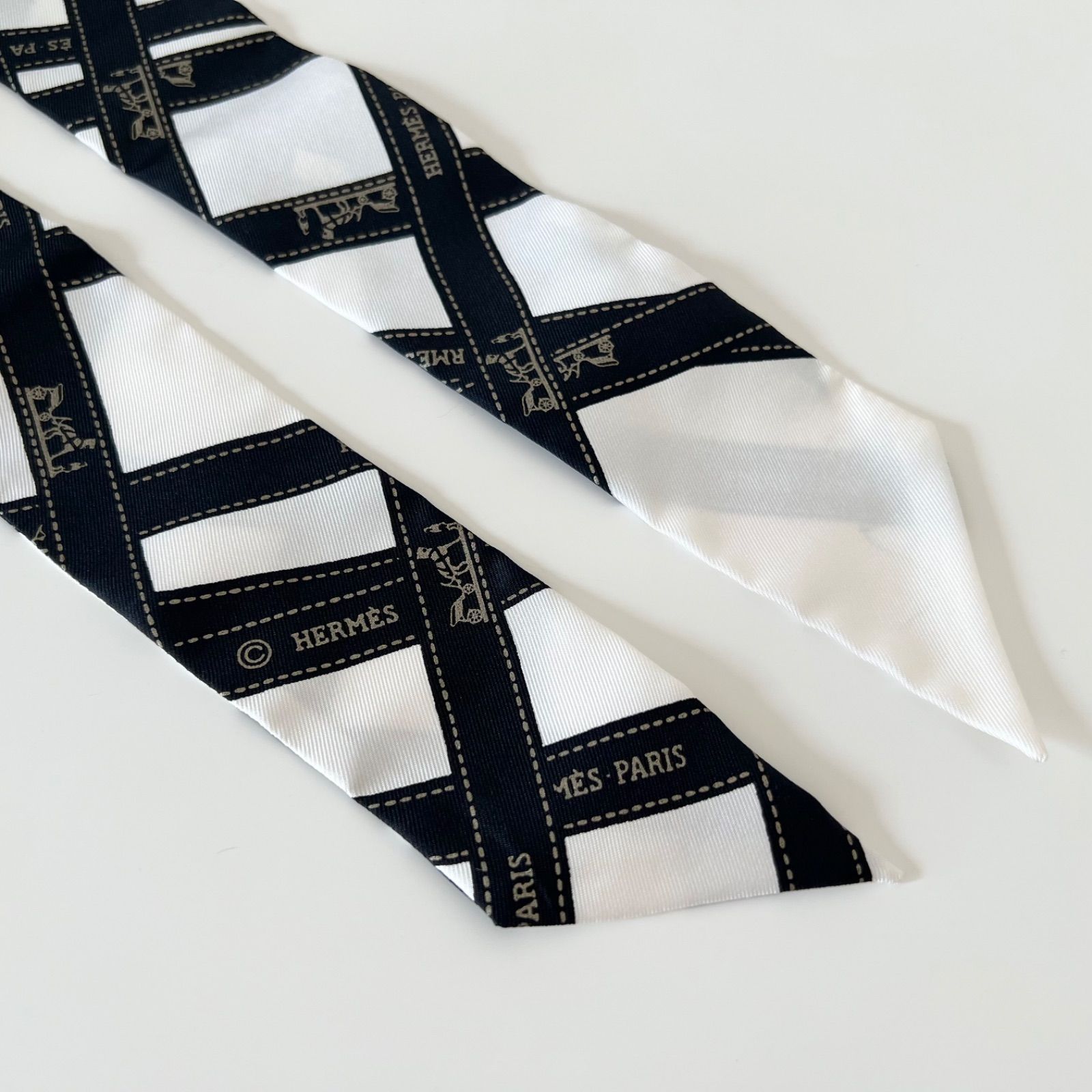 エルメス ツイリー ボルディック リボン柄 白×黒 HERMES エルメス ツイリー 白黒 ボルデュック柄 - メルカリ