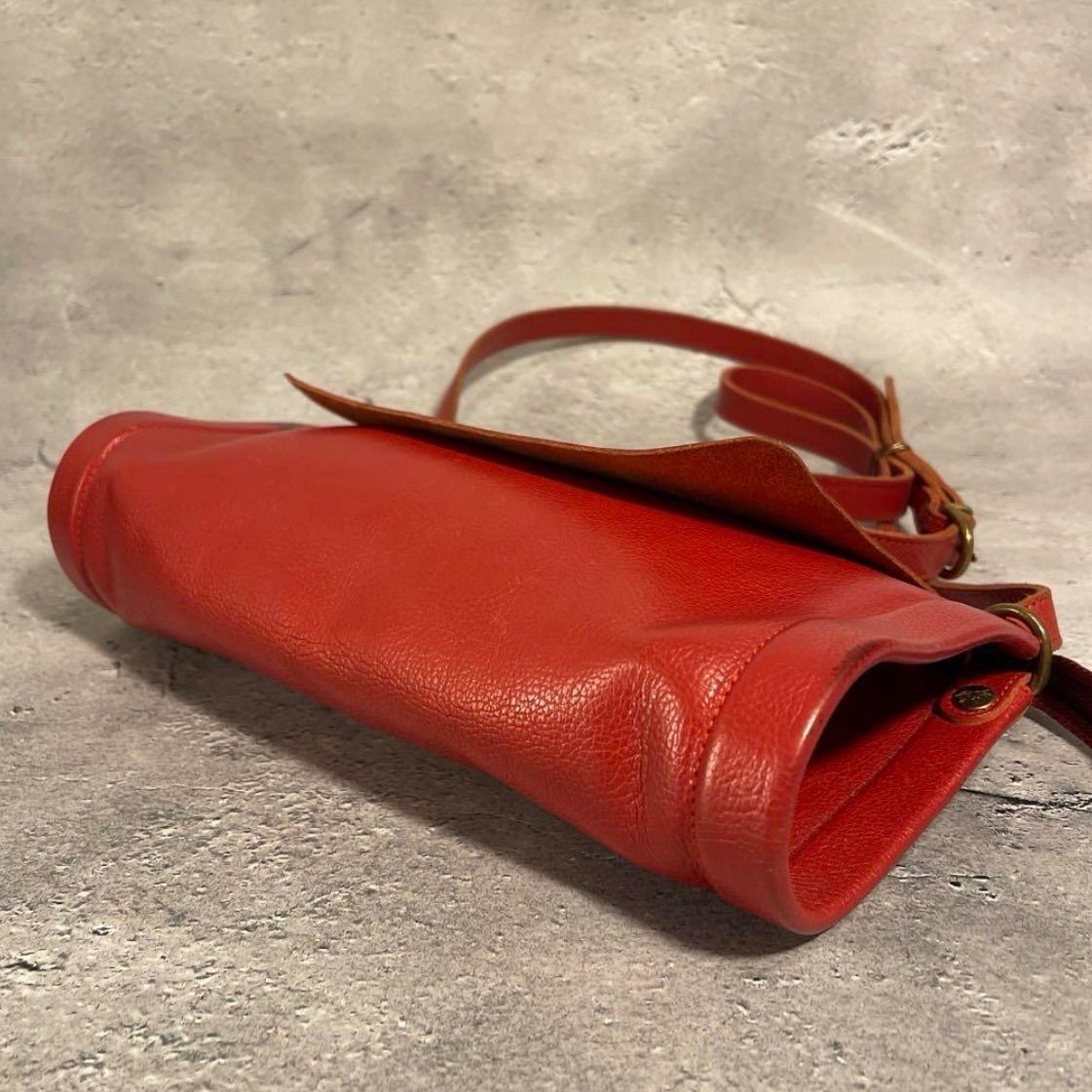 レディース ✨美品✨ イルビゾンテ レザー ショルダーバッグ レッド 285