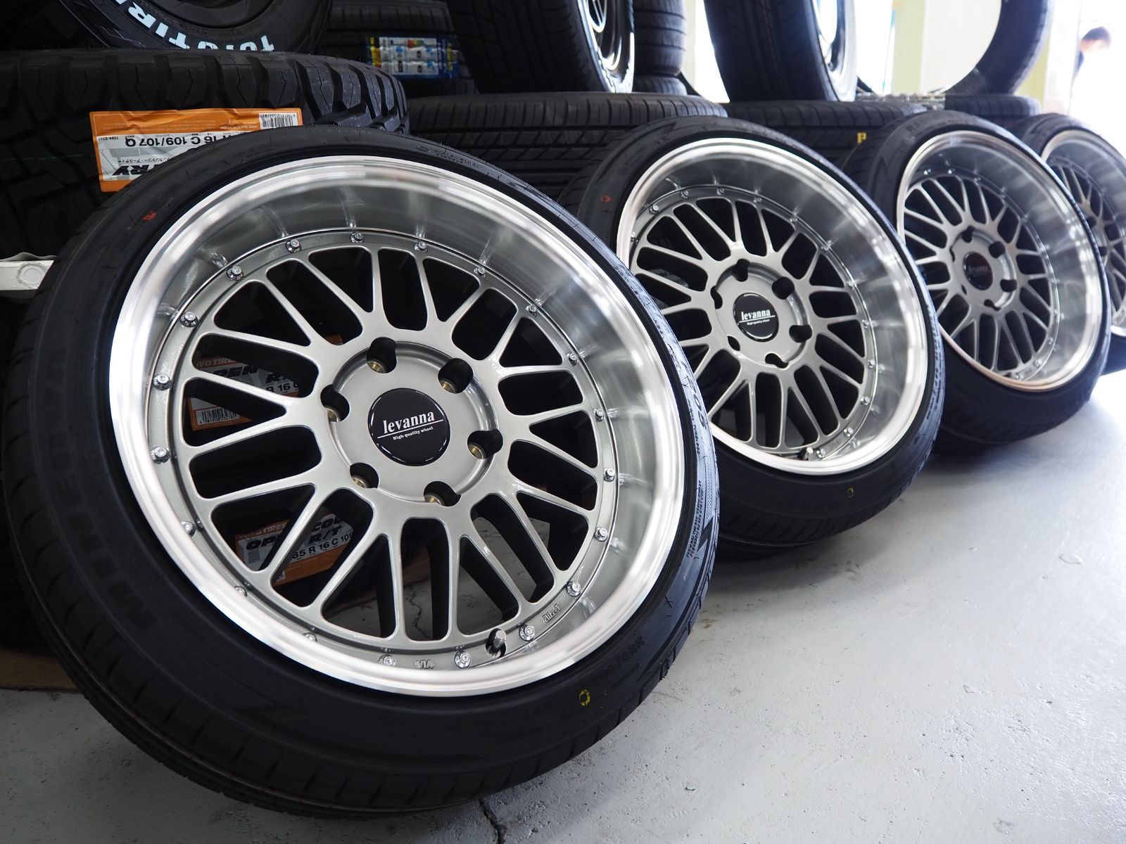 新品☆ツライチ設定☆深リム メッシュ 225/45R18 ハイエース 200