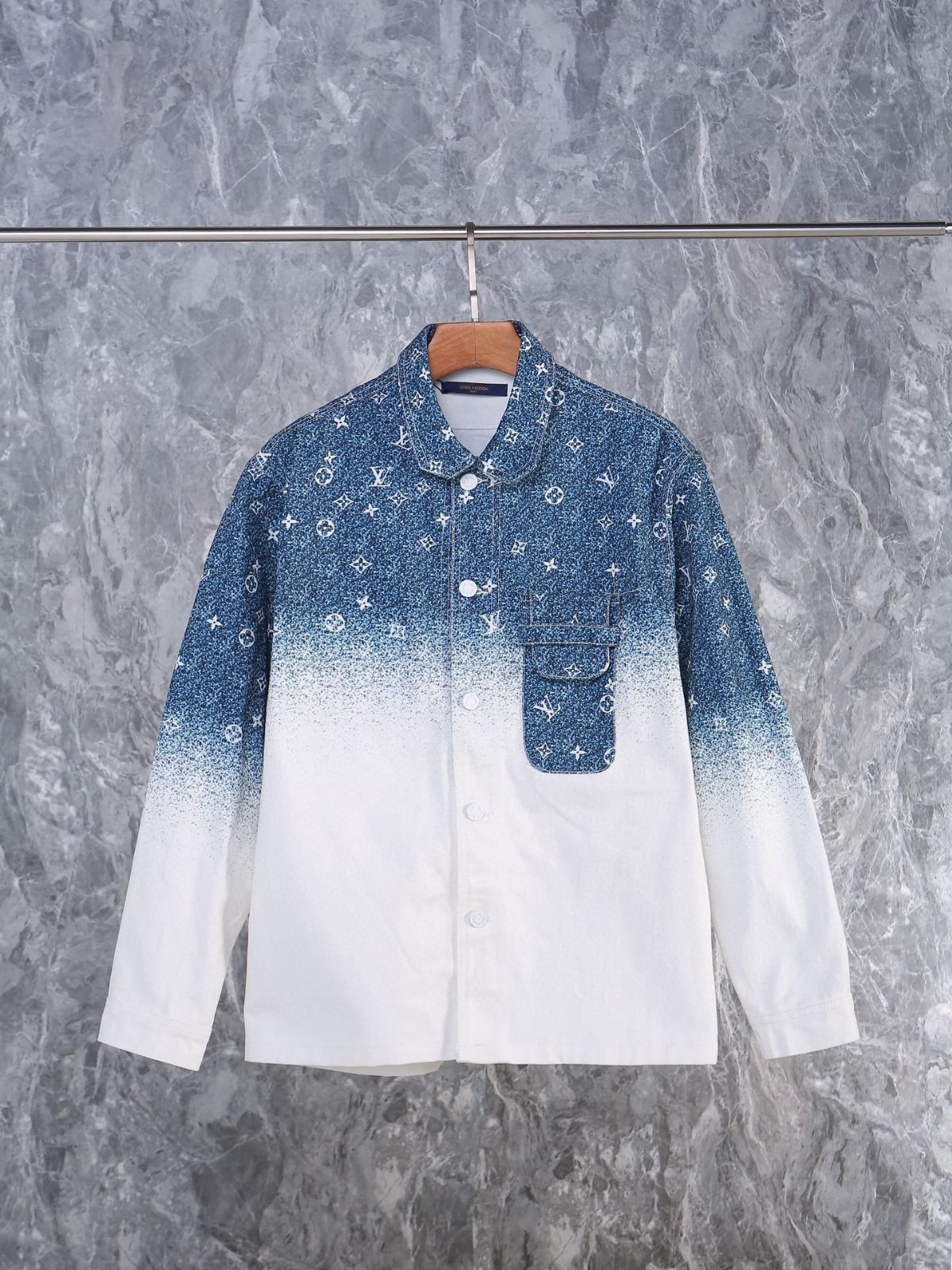 ルイ ヴィトン Louis Vuitton LV の満遍にプリントされた星空グラデーションジーンズジャケット モーラントが着用したものと同じモデルです -MM輸入1