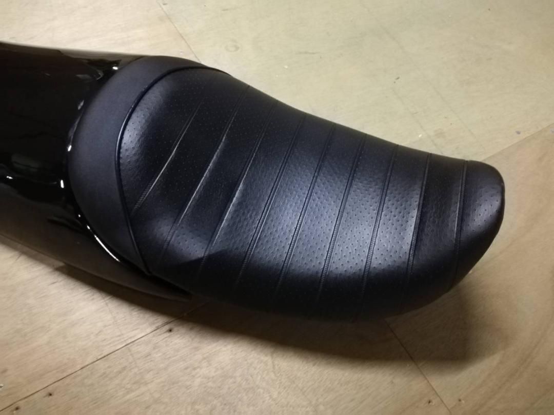未使用 シングルシート ゼファー1100 黒×パンチング /Z2タイプ - メルカリ
