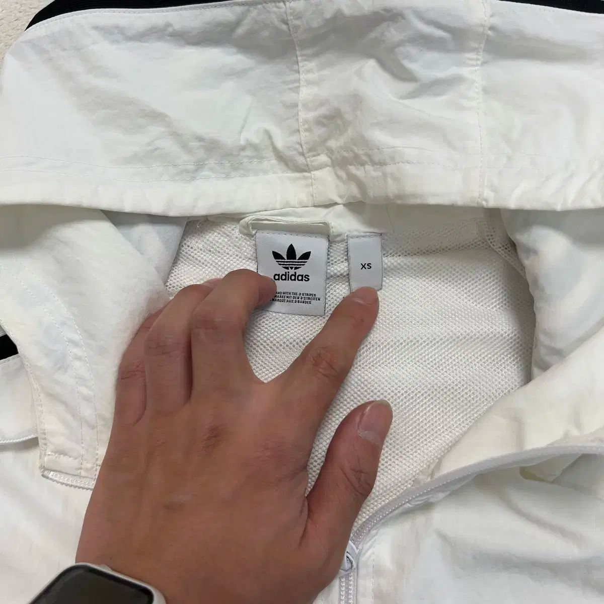 アディダス 白 ロックアップ ウィンドブレーカー MAAHADDERANG_COM