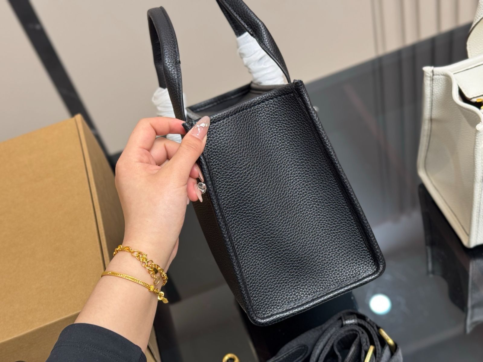 ルナ【未使用】ルイヴィトン ジップドポーチ ロゴストーリー 今日特価】LV Neverfull New Shopping Tote / ルイ・ヴィトン