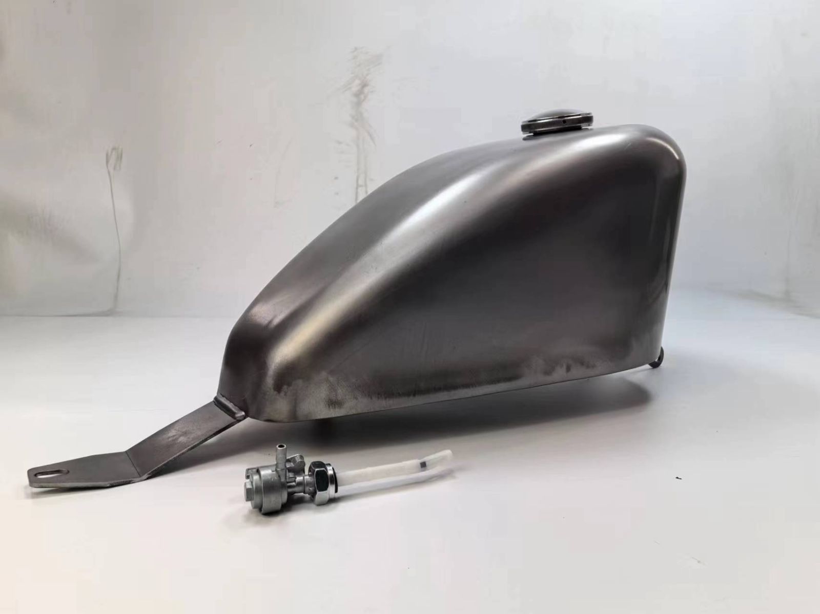 ホンダ　レブル250　タンク Amazon | ガソリン燃料タンク 9L ホンダ レブル 250 CA250 用 & ガス