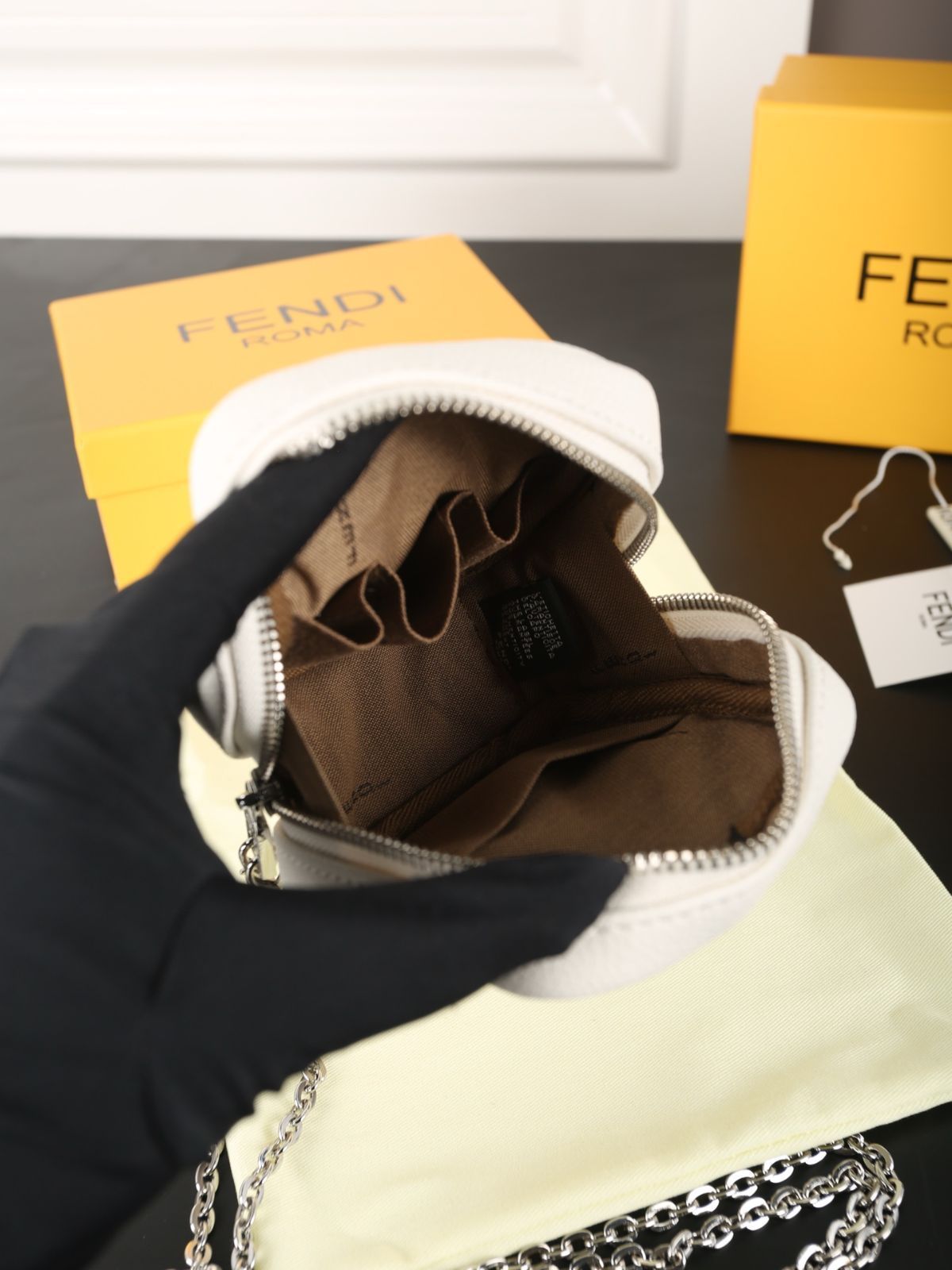 今日特価】FENDI チェーンコインケース, 豆腐型デザイン