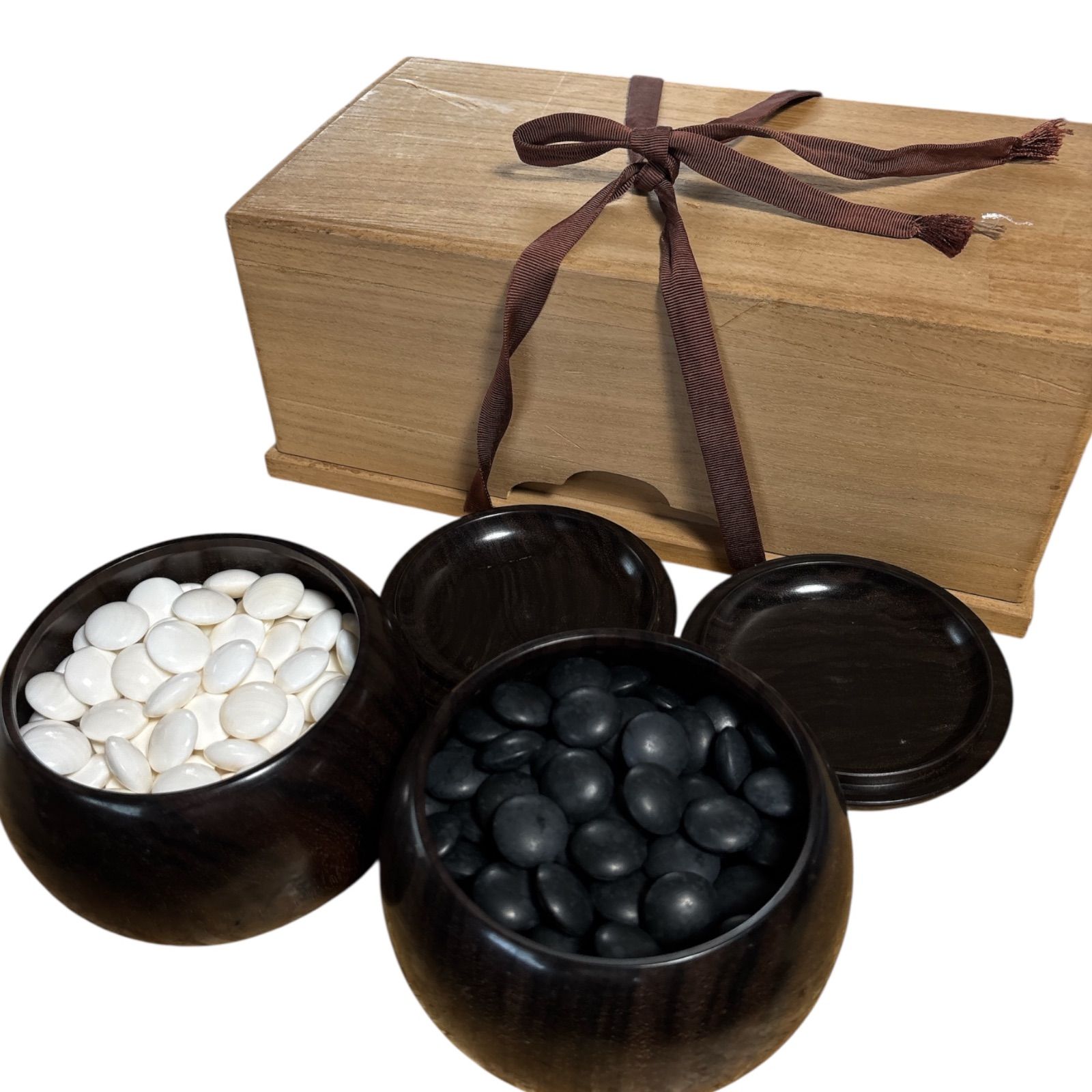 碁盤(未使用・脚付木製)・丸碁石入れと白黒石 碁石のおまけ付き 碁盤(未使用・脚付木製)・丸碁石入れと白黒石 碁石のおまけ付き 2025年