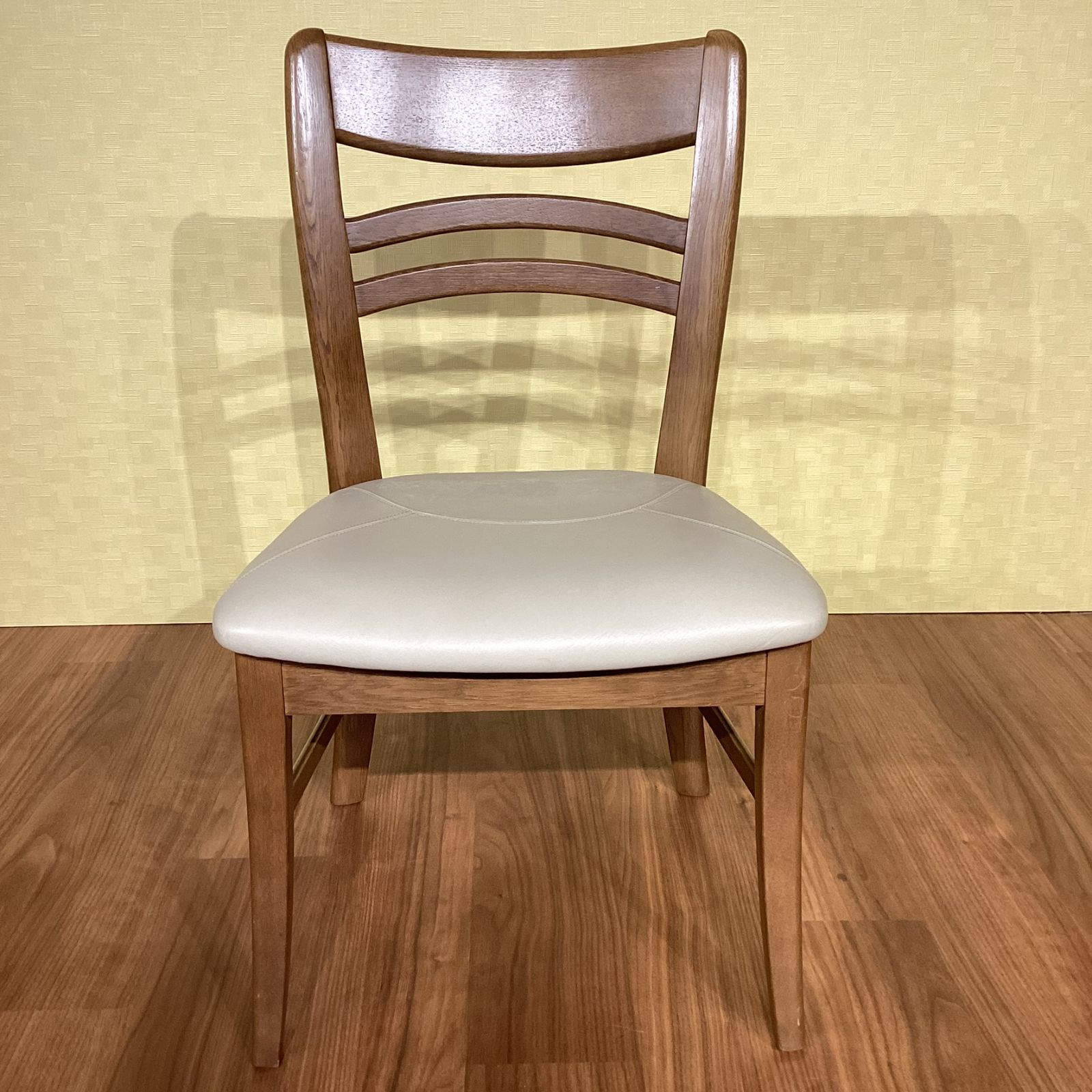 | 家具ユーズド家具|カリモク家具食堂椅子|ダイニングチェア|革張りチェア|肘無チェア|補修済み