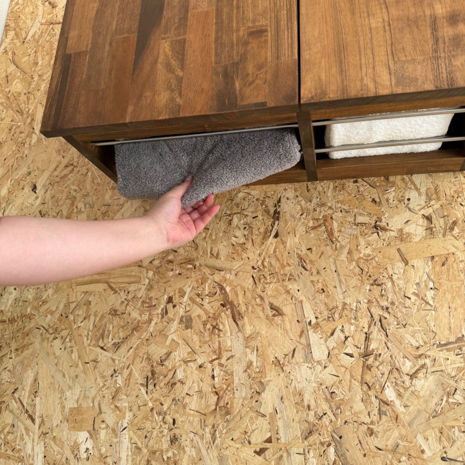 木目を活かしたタオルストッカー - メルカリ