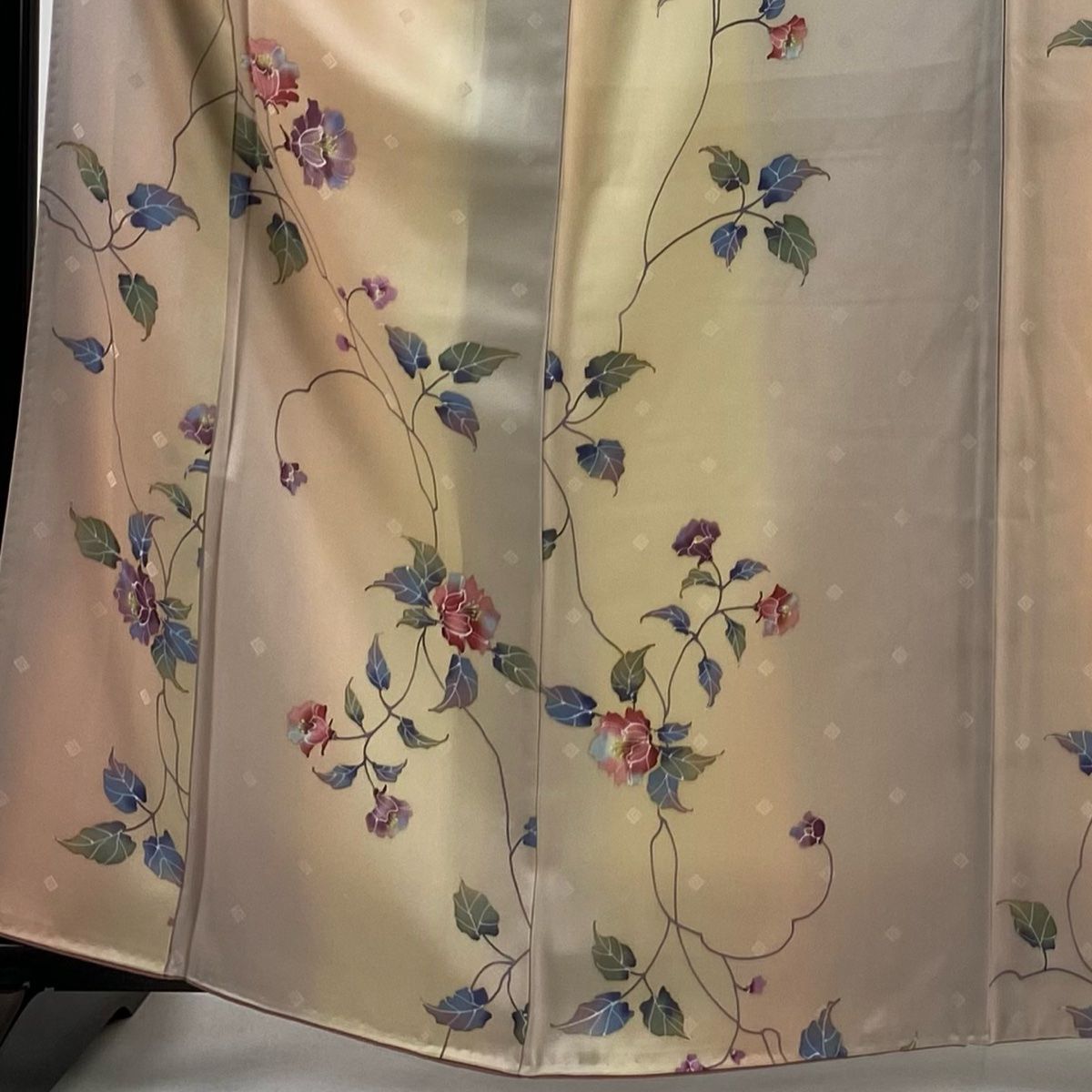 小紋 身丈161.5cm 裄丈66cm M 袷 草花 地紋 縦ぼかし ピンクベージュ 正絹 秀品