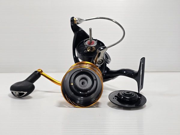 中古品】 ダイワ Daiwa スピニングリール 20 レブロス LT 4000
