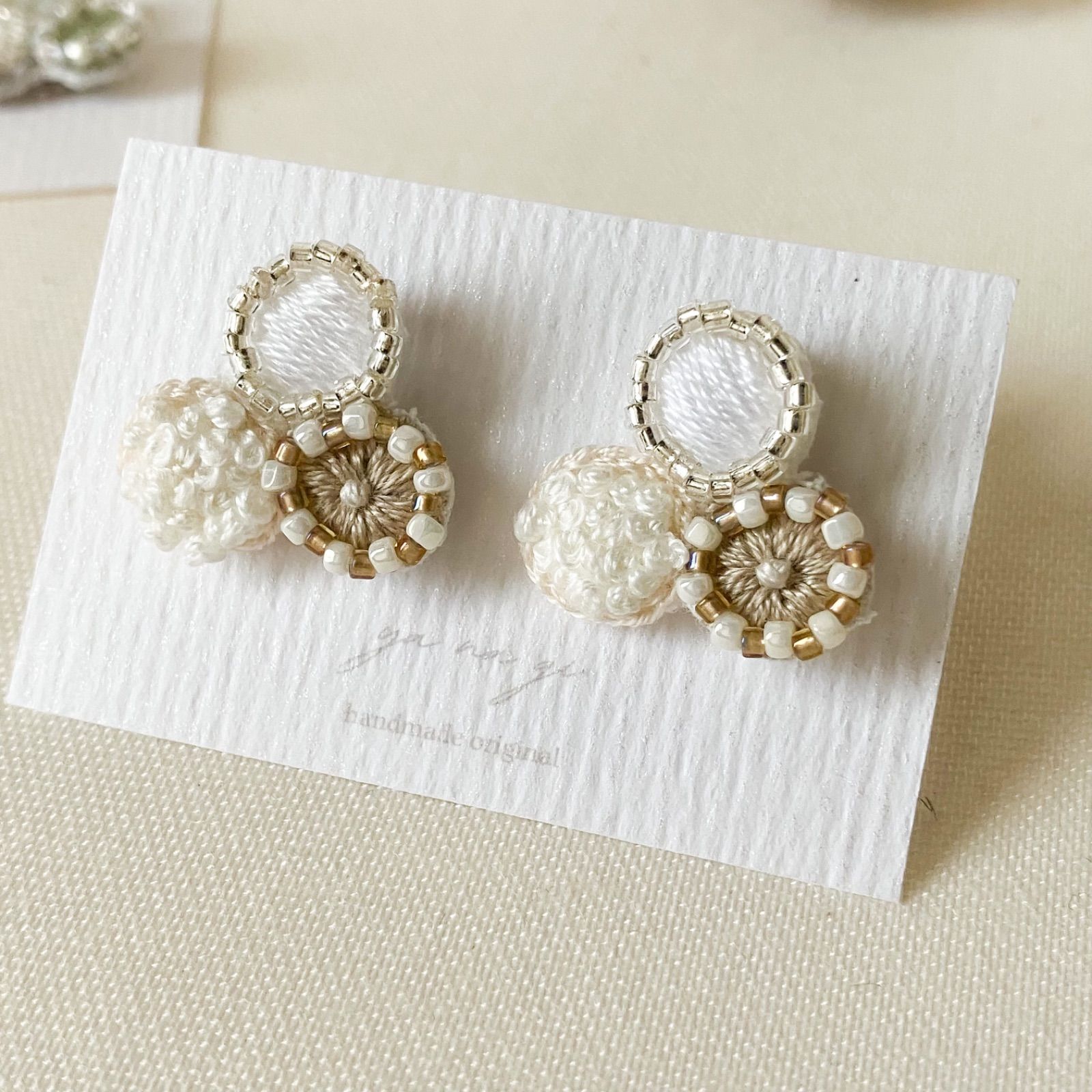 91-2. (ほうじ茶ベージュブラウン) 刺繍とビーズ刺繍のナチュラル ピアス/イヤリング(金属アレルギー対応)