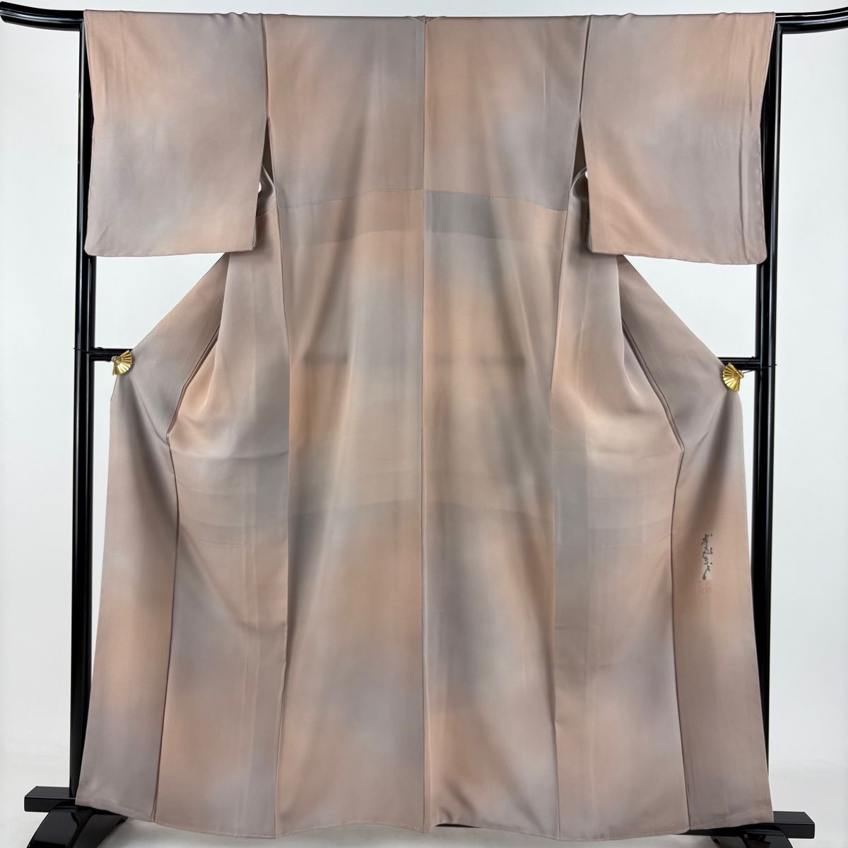 小紋 身丈161.5cm 裄丈65.5cm M 袷 斉藤三才 落款 ぼかし柄 ピンクベージュ 正絹 秀品