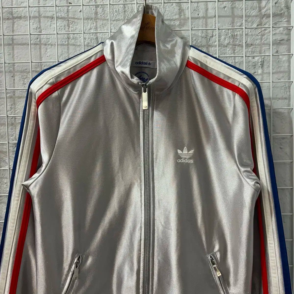 シルバー トラックジャージ