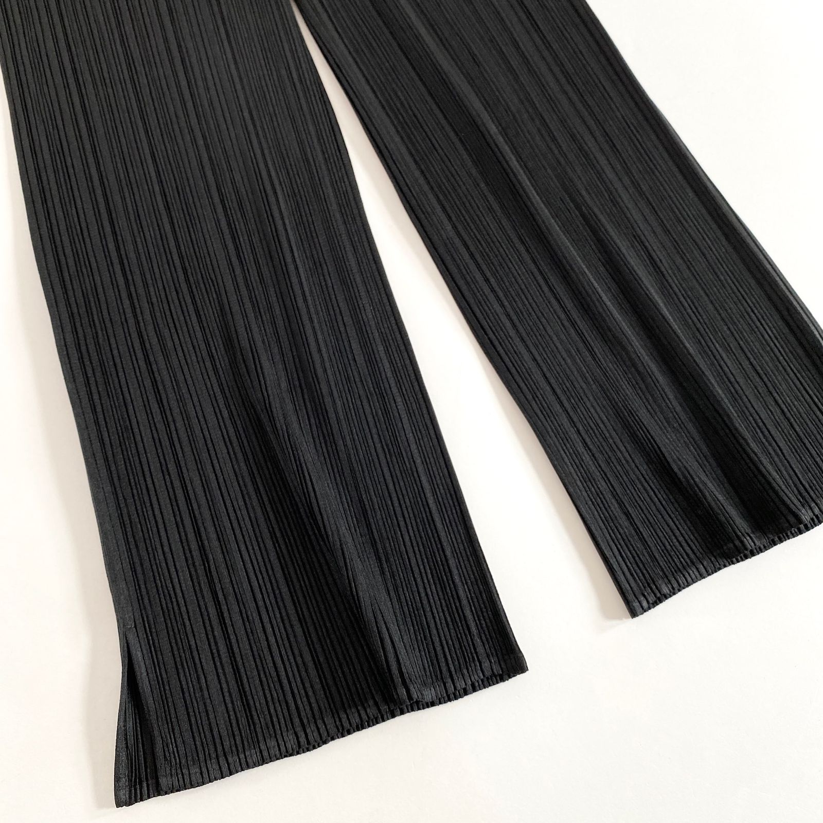 77k22《美品》PLEATS PLEASE プリーツプリーズ プリーツパンツ 2 ブラック 日本製 ボトムス スリット入り PP55-JF101  ISSEY MIYAKE イッセイミヤケ - メルカリ