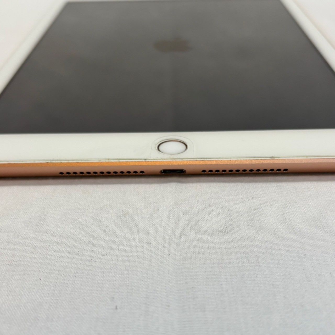 iPad|第6世代|32GB|ゴールド|MRM02J|A|ドコモ判定|ケース付き|バッテリー良好|No.752